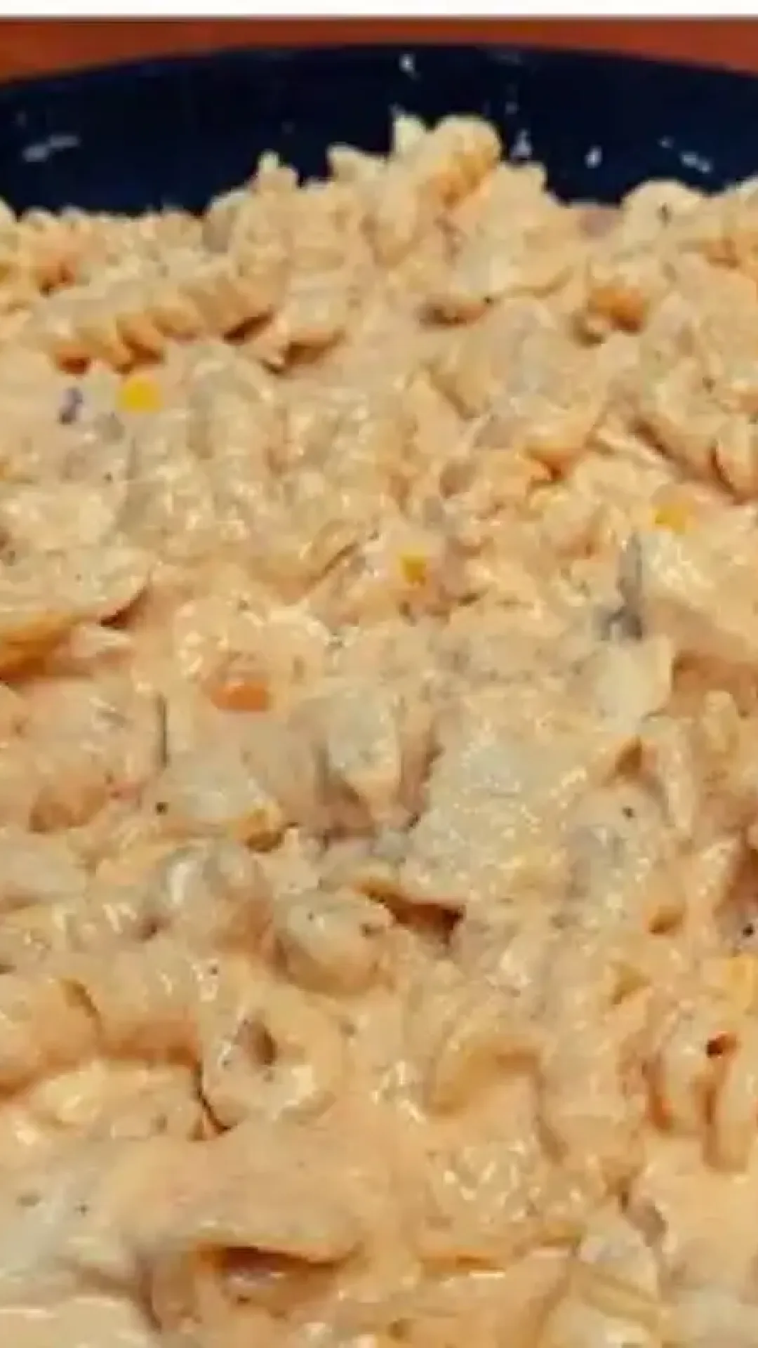 Macarrão cremoso com frango: uma refeição rápida e deliciosa que fica pronta em poucos minutos para salvar o seu dia