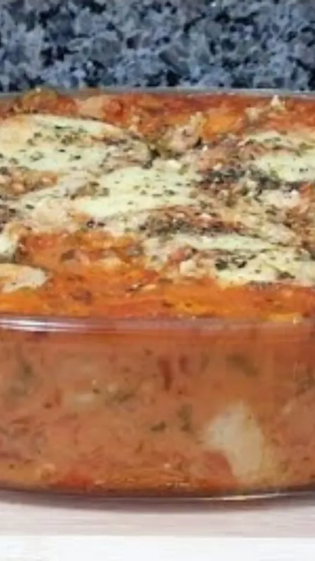 Macarrão cremoso de forno gratinado, um prato único perfeito para aqueles dias de correria