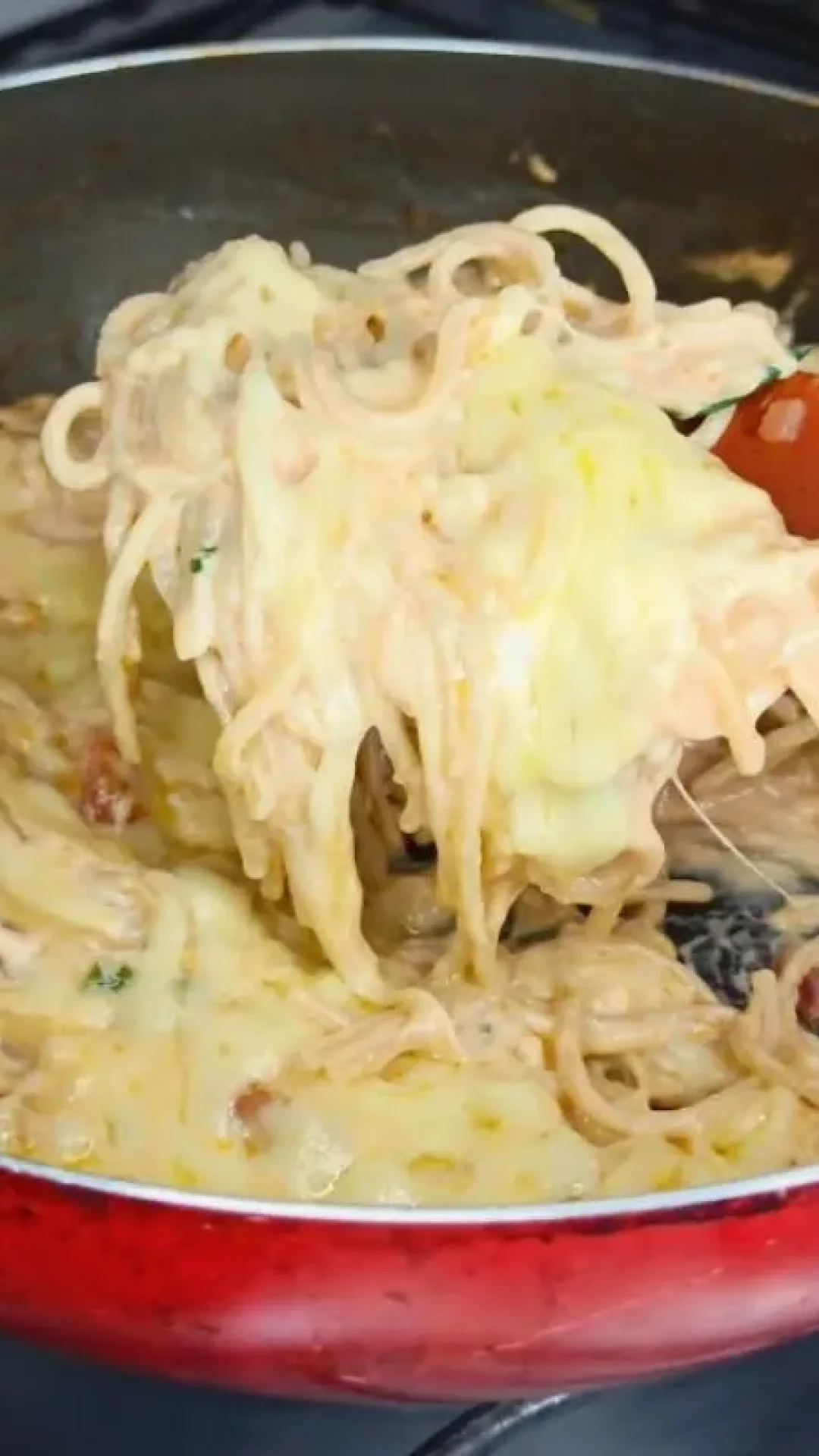 Macarrão cremoso de frigideira pronto em apenas 10 minutos para um almoço ou jantar rápido e prático