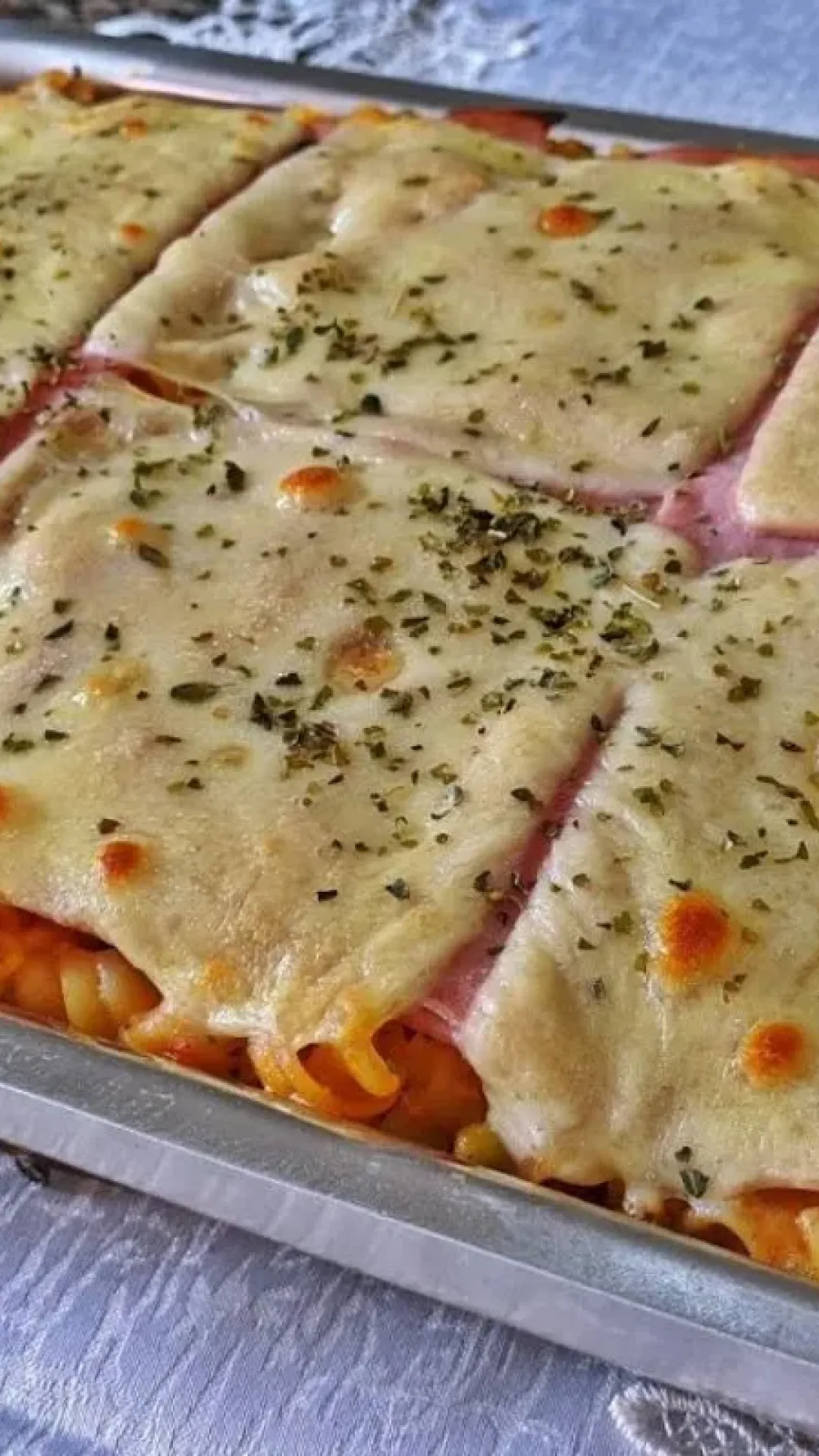 Macarrão de forno simples e gratinado que fica pronto rapidinho no almoço de domingo