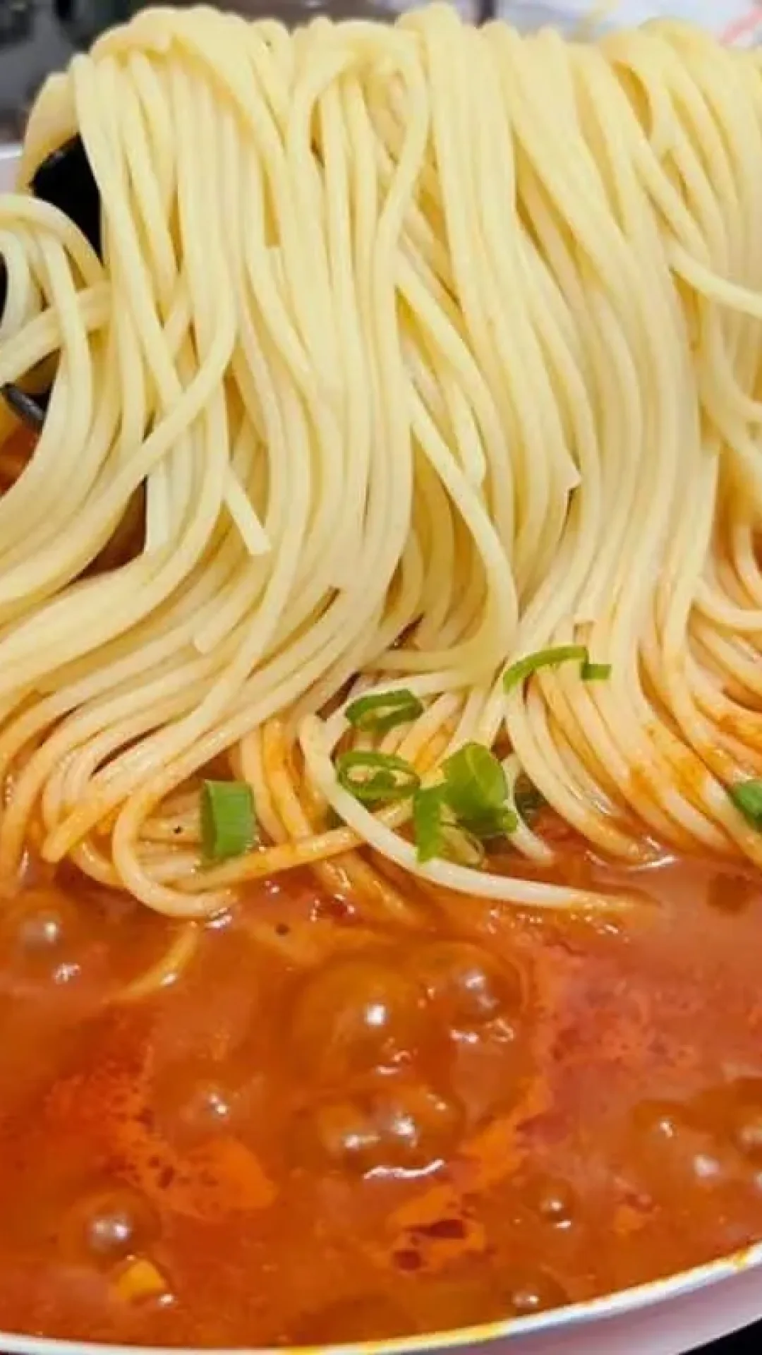 Macarrão rápido e gostoso, pronto em minutos e com molho que você vai adorar