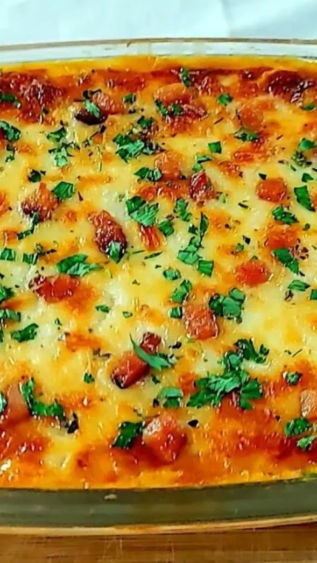 Mandioca gratinada com carne moída na travessa para o seu almoço especial de fim de ano