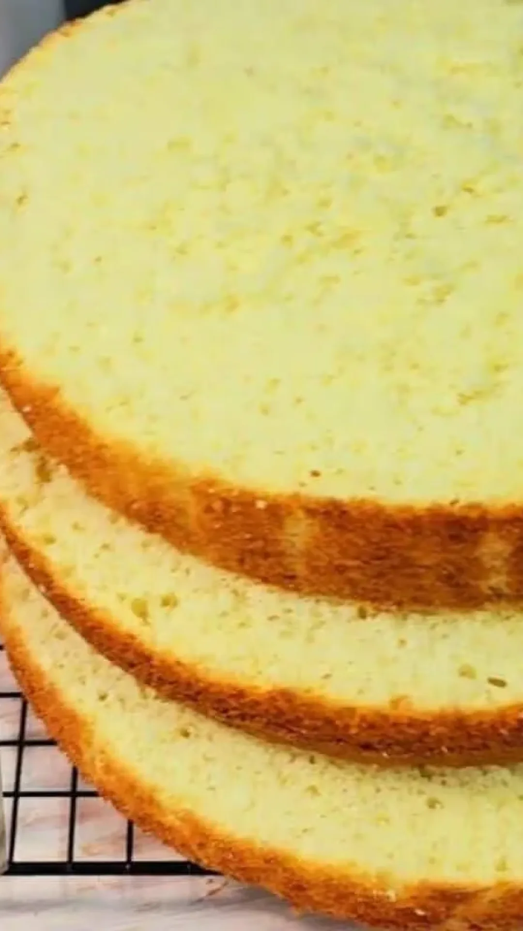 Massa de bolo de aniversário, que é feita com leite quente e fica super alta e bem macia