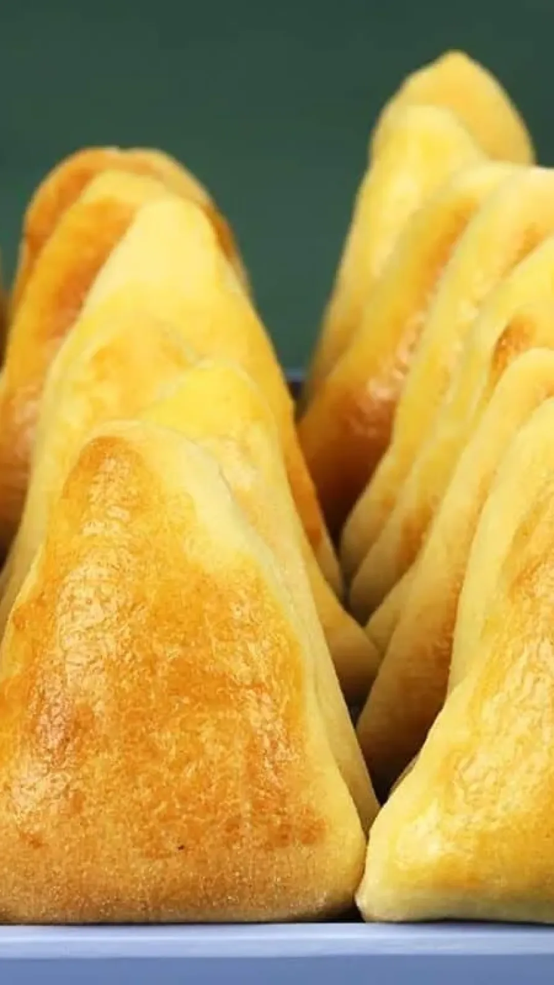 Mini esfirra de carne macia e bem recheada, ótima para festas ou lanche em família