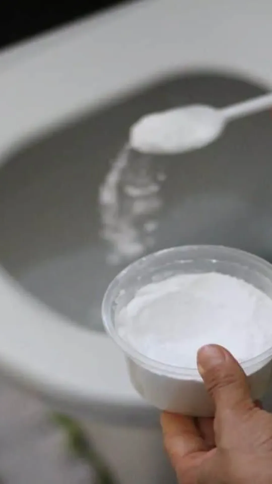 Misturinha caseira para limpar banheiro! Brilho instantâneo e sem esforço