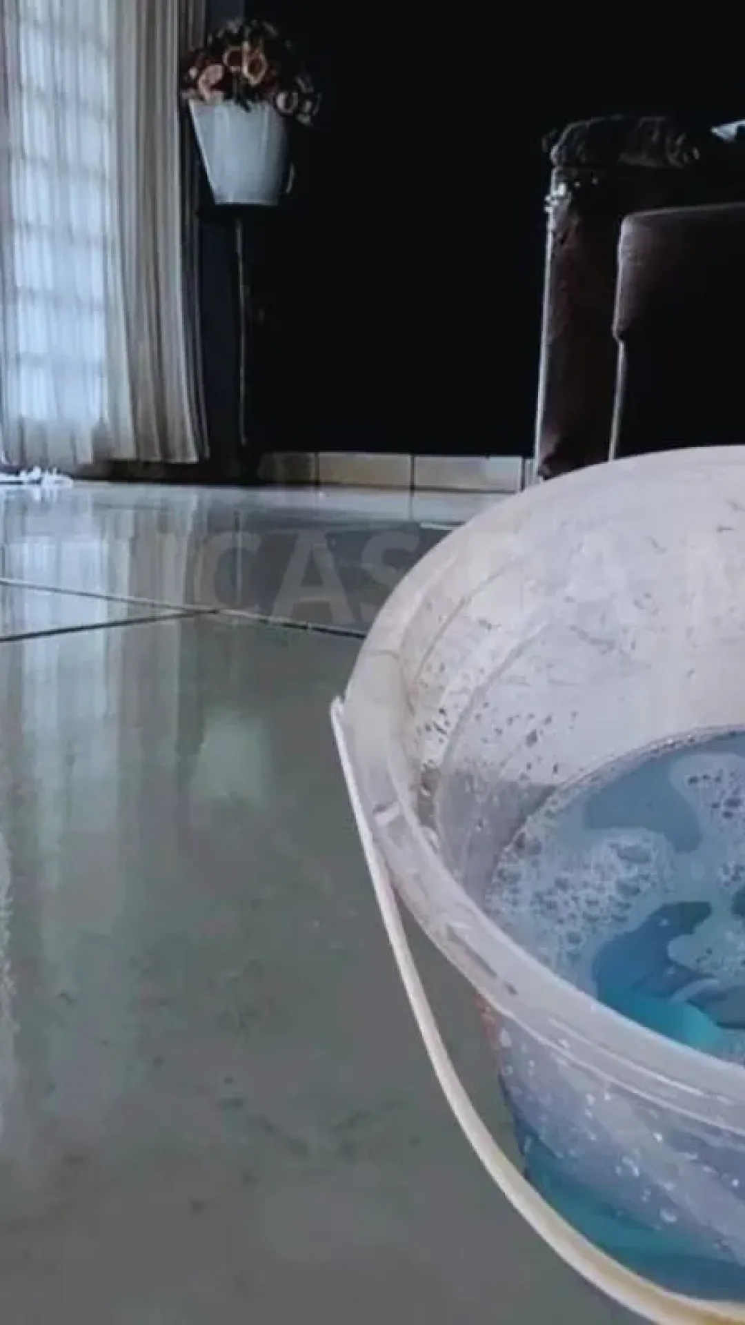 Misturinha limpa piso caseira poderosa e barata: deixa o chão brilhando e perfumado o dia todo