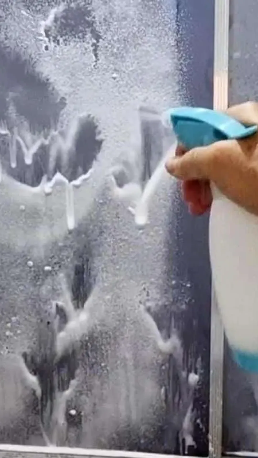 Misturinha para limpar box do banheiro: desengordura rapidinho e sem deixar manchas