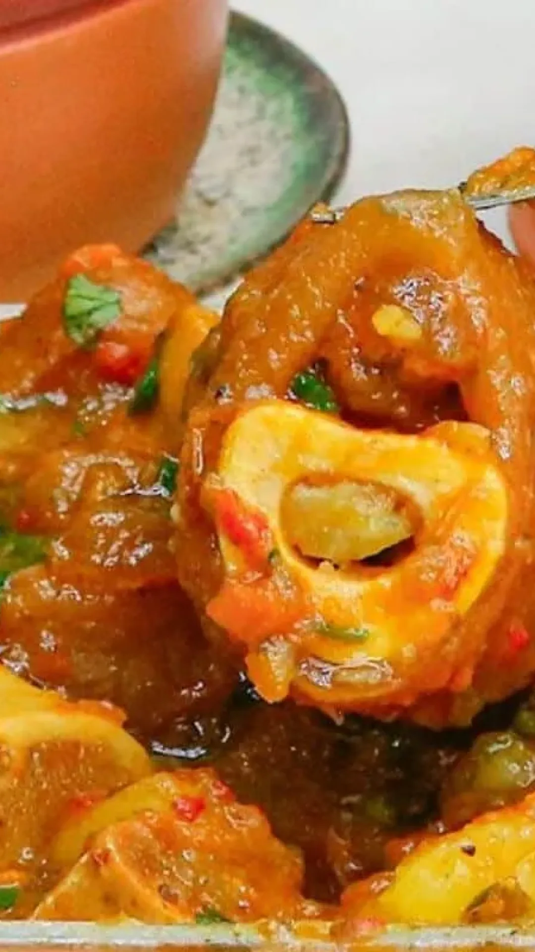 Mocotó desmanchando do osso com um caldo rico e saboroso para o seu almoço em família