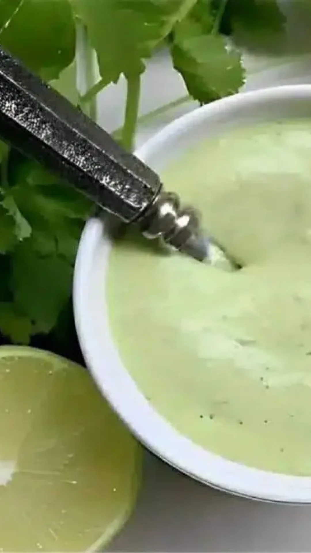 Molho verde de alho para acompanhar qualquer prato do seu dia, no churrasco fica delicioso