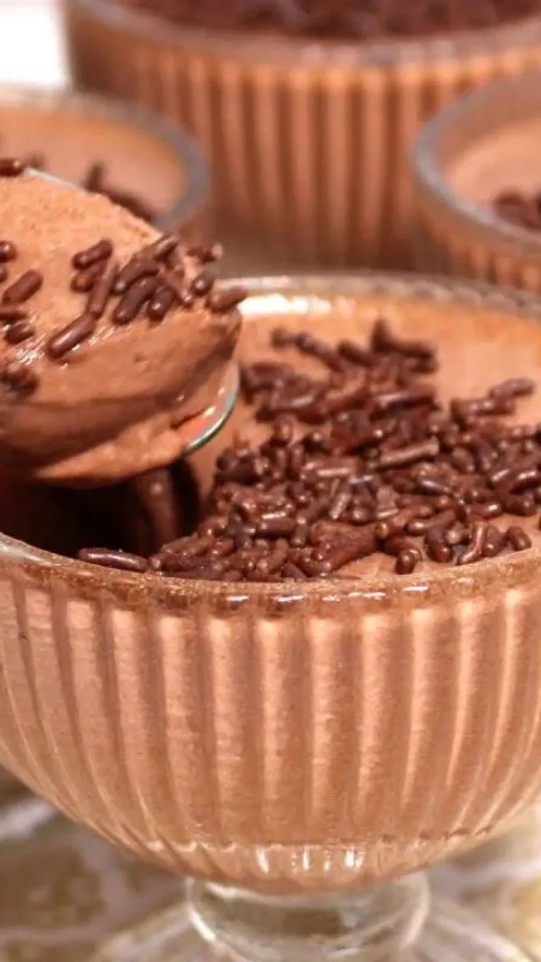 Mousse de chocolate feita com rapidez no liquidificador, ideal para a sobremesa da família