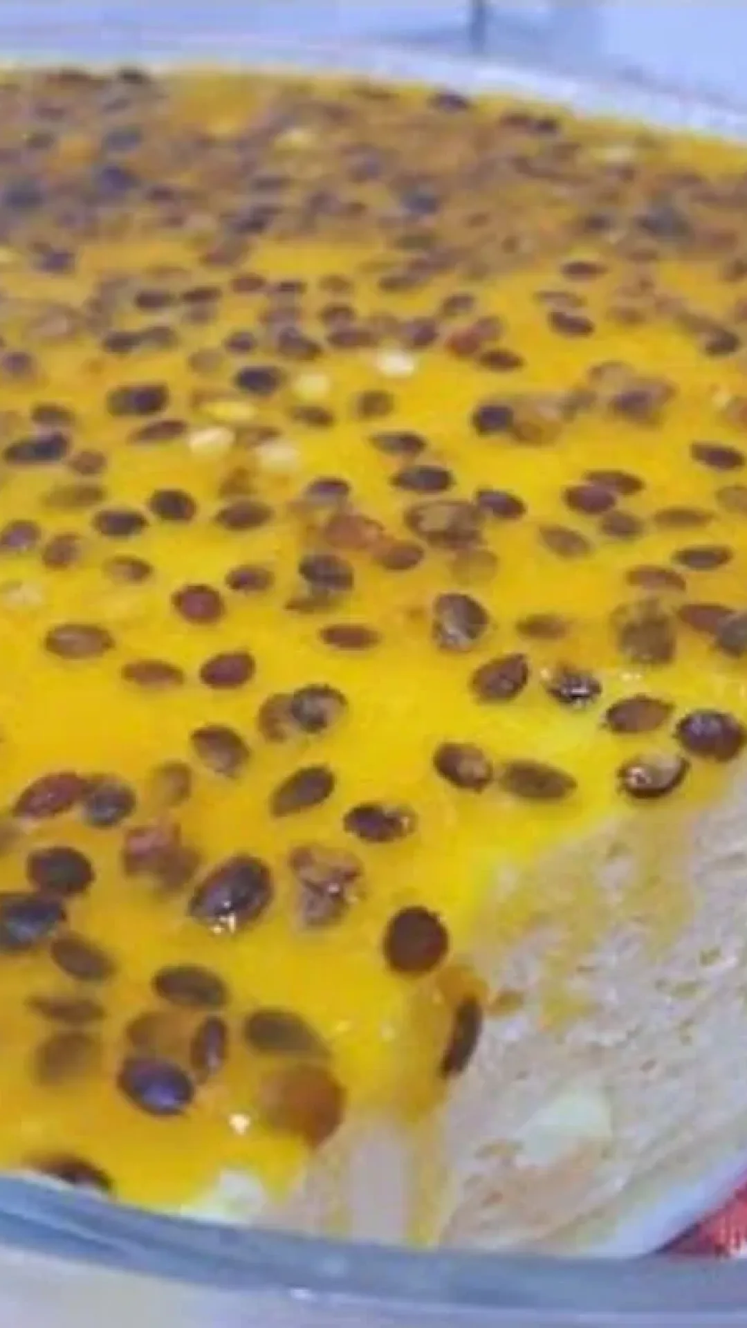 Mousse de maracujá sem gelatina deliciosa, com uma textura aerada e muito cremosa