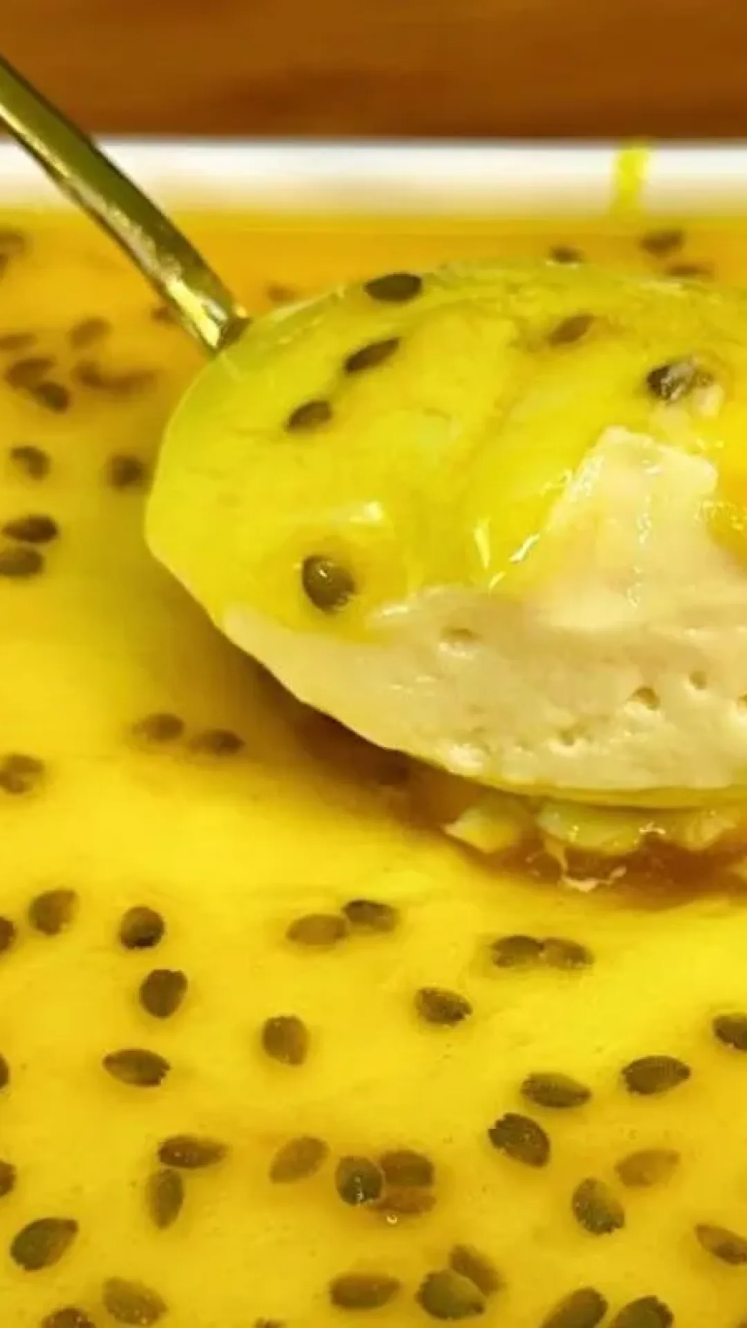 Mousse de maracujá: uma sobremesa perfeita que não leva gelatina e fica super cremosa