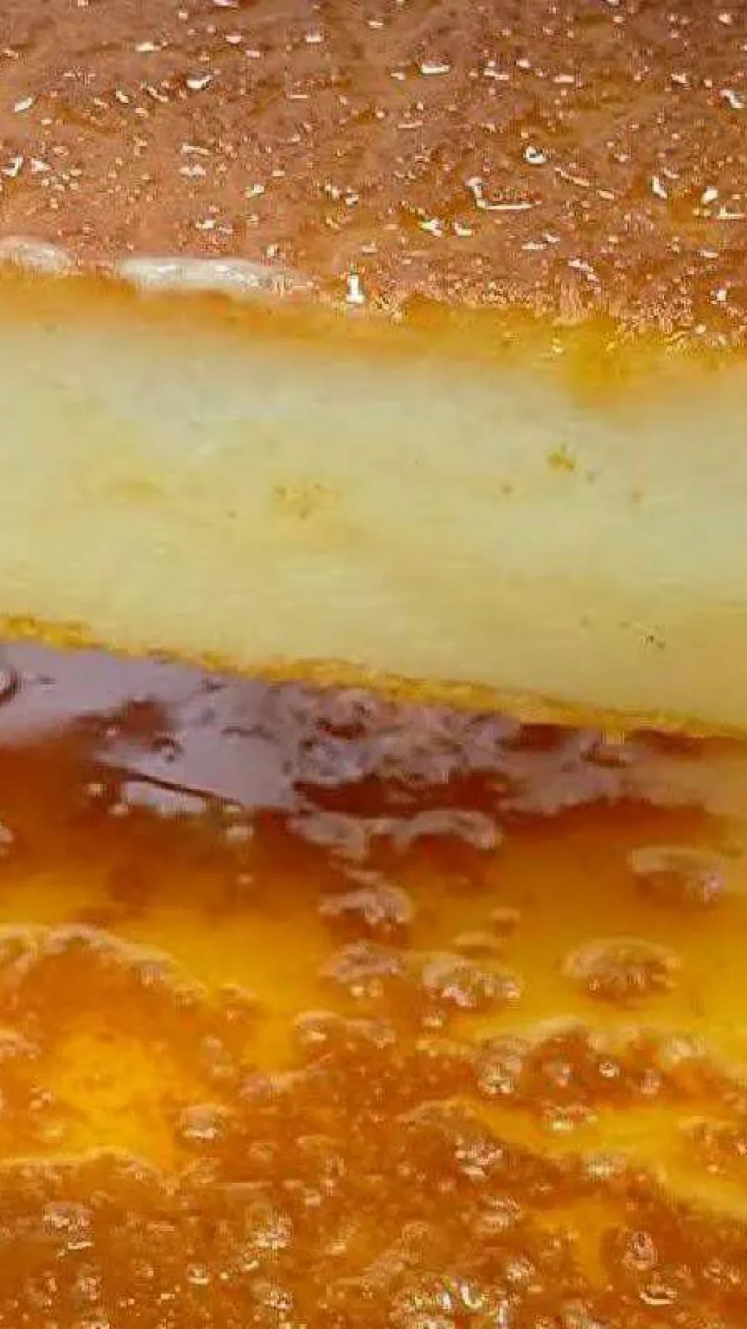 Não precisa comprar leite condensado para fazer esse pudim de pão delicioso