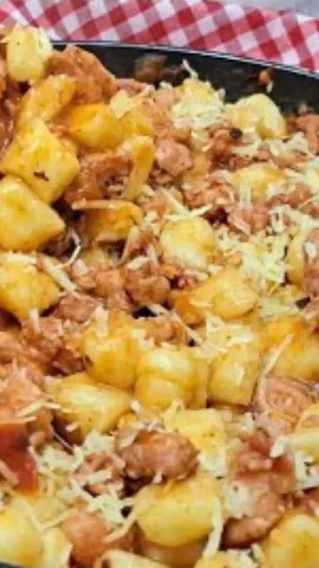 Nhoque de batata com molho de linguiça simples e delicioso para o almoço de domingo