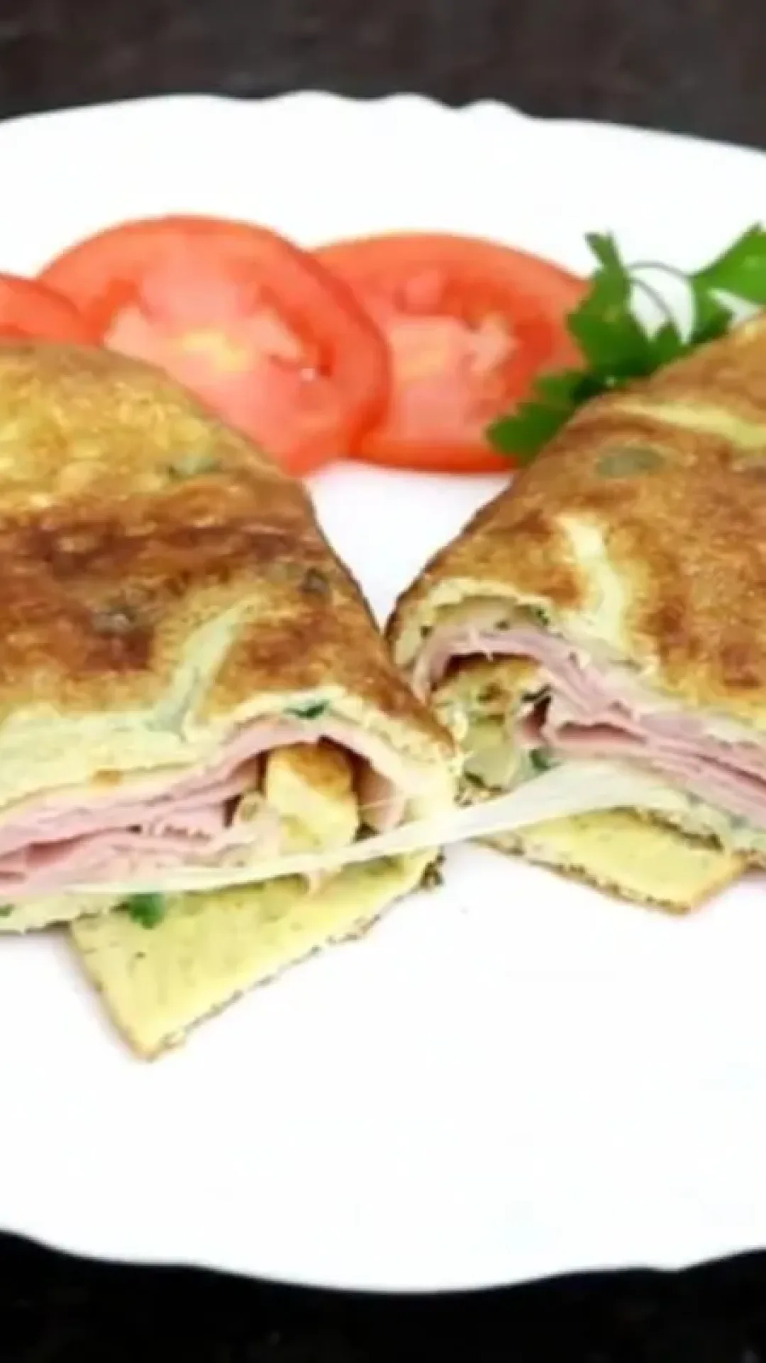 Omelete recheado prático e saboroso feito em poucos minutos para matar a fome sem bagunça