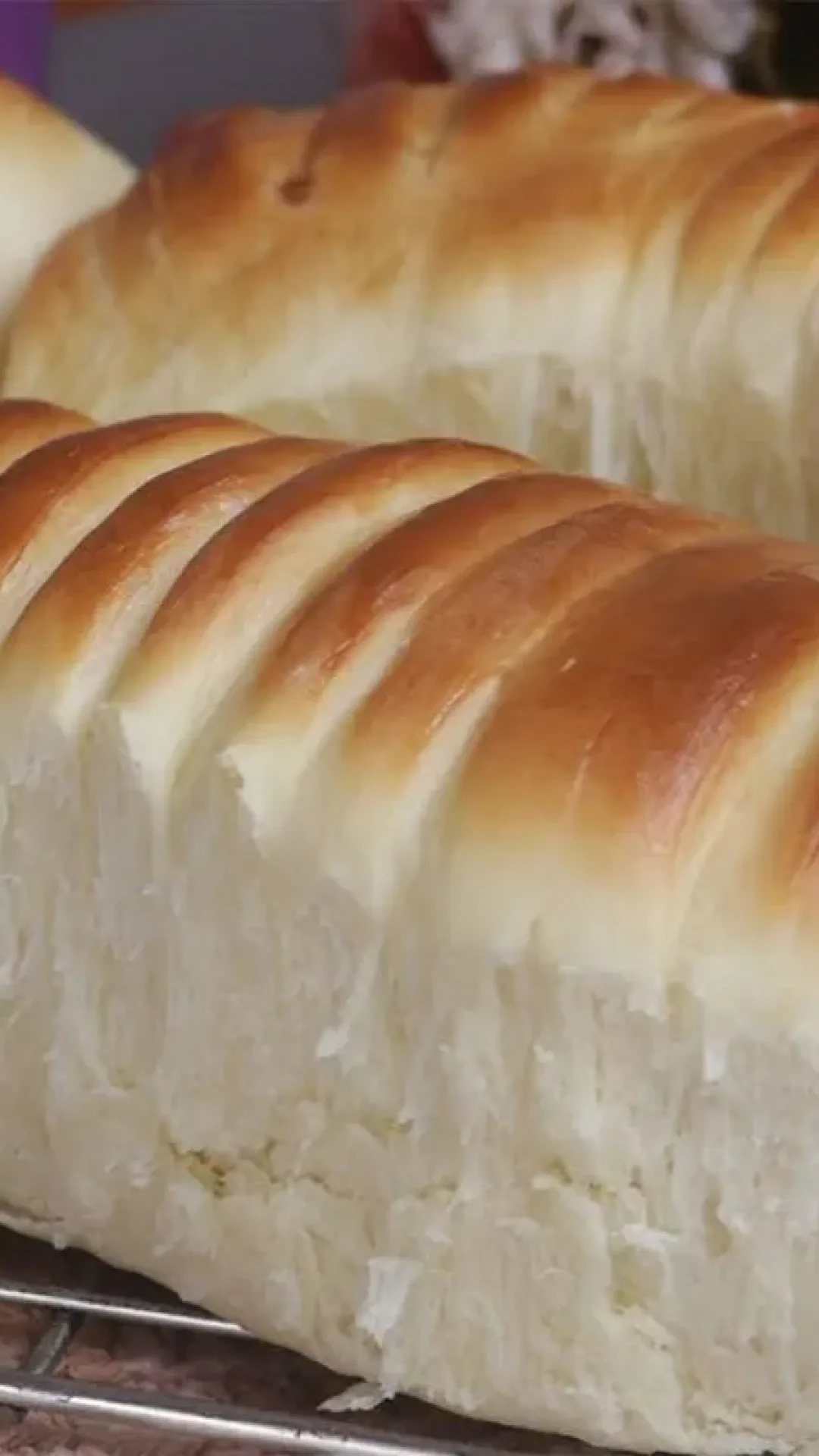 Pão caseiro fofinho, que parece uma nuvem e é perfeito para acompanhar aquele café quentinho