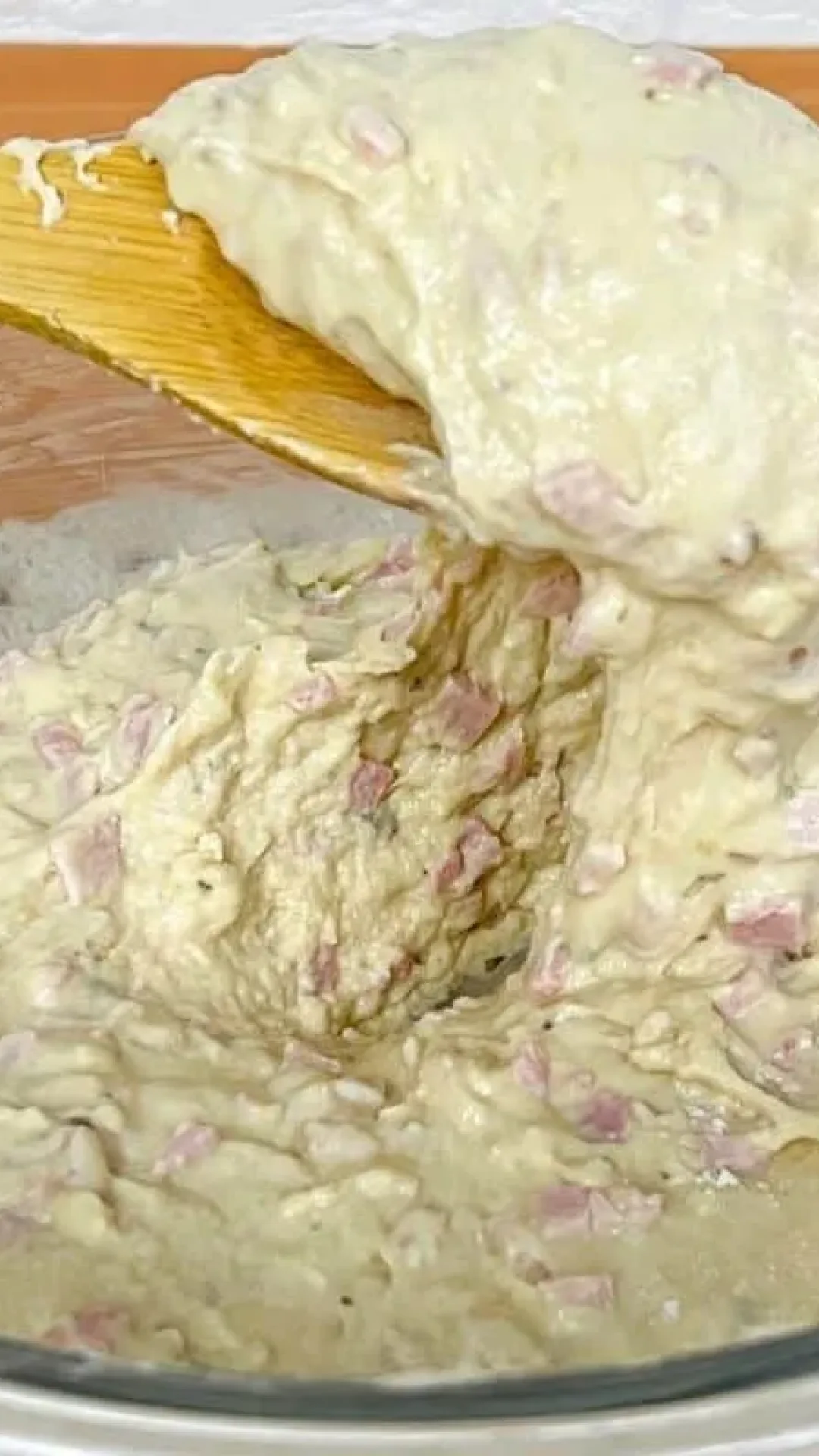 Pão caseiro recheado: a massa que você só precisa mexer um pouco e terá um pão delicioso