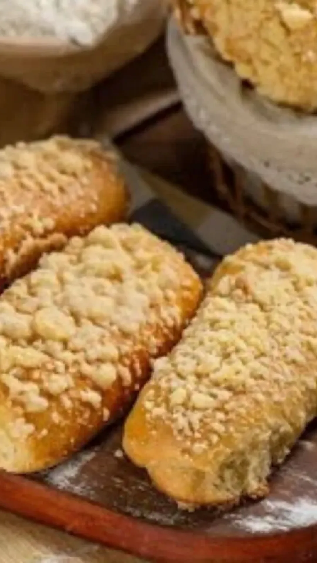 Pão cuca de padaria fofinho e com aquela farofa crocante irresistível para o seu café da tarde