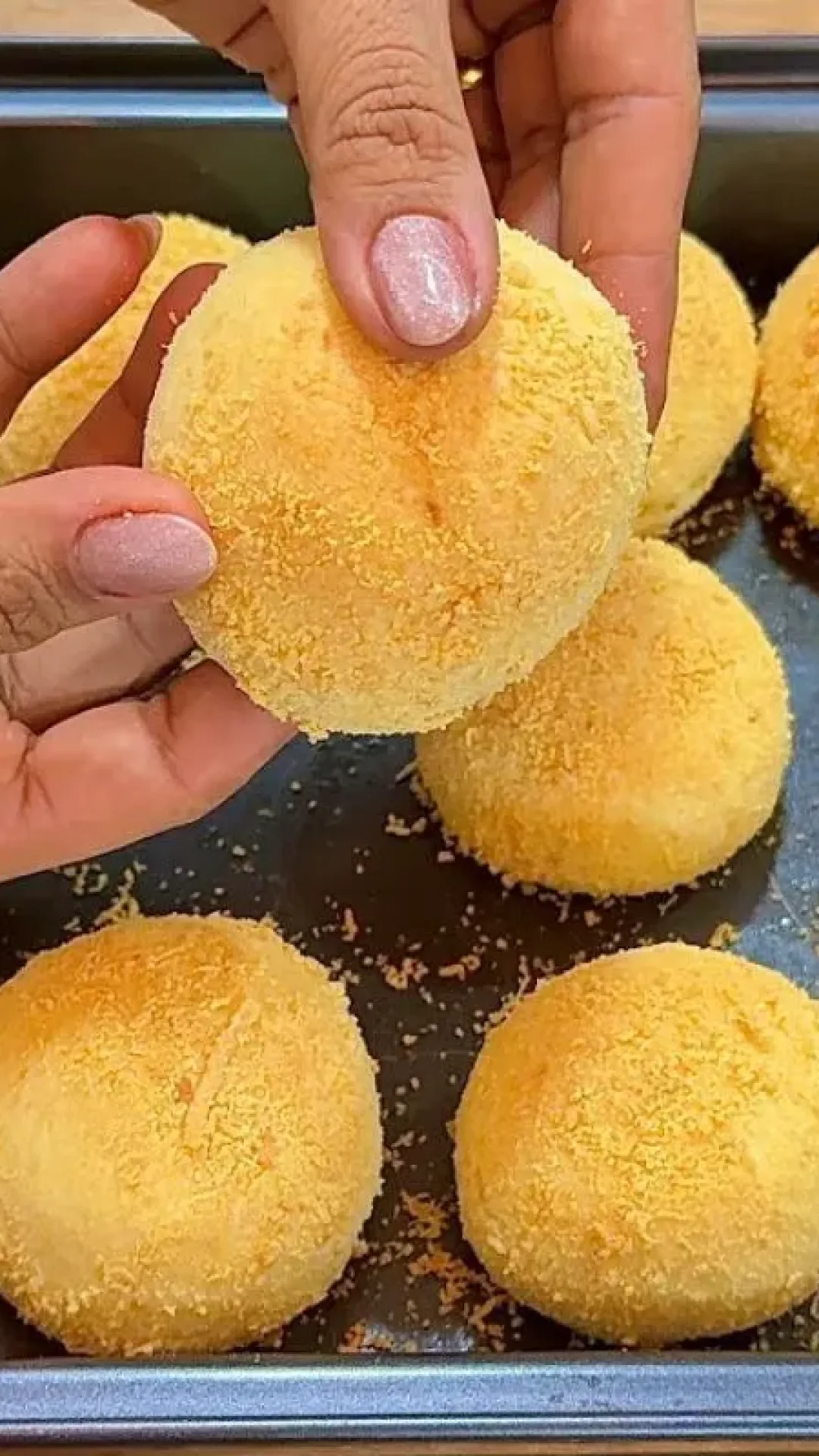 Pão de queijo com flocão, uma gostosura que fica crocante por fora e macia por dentro