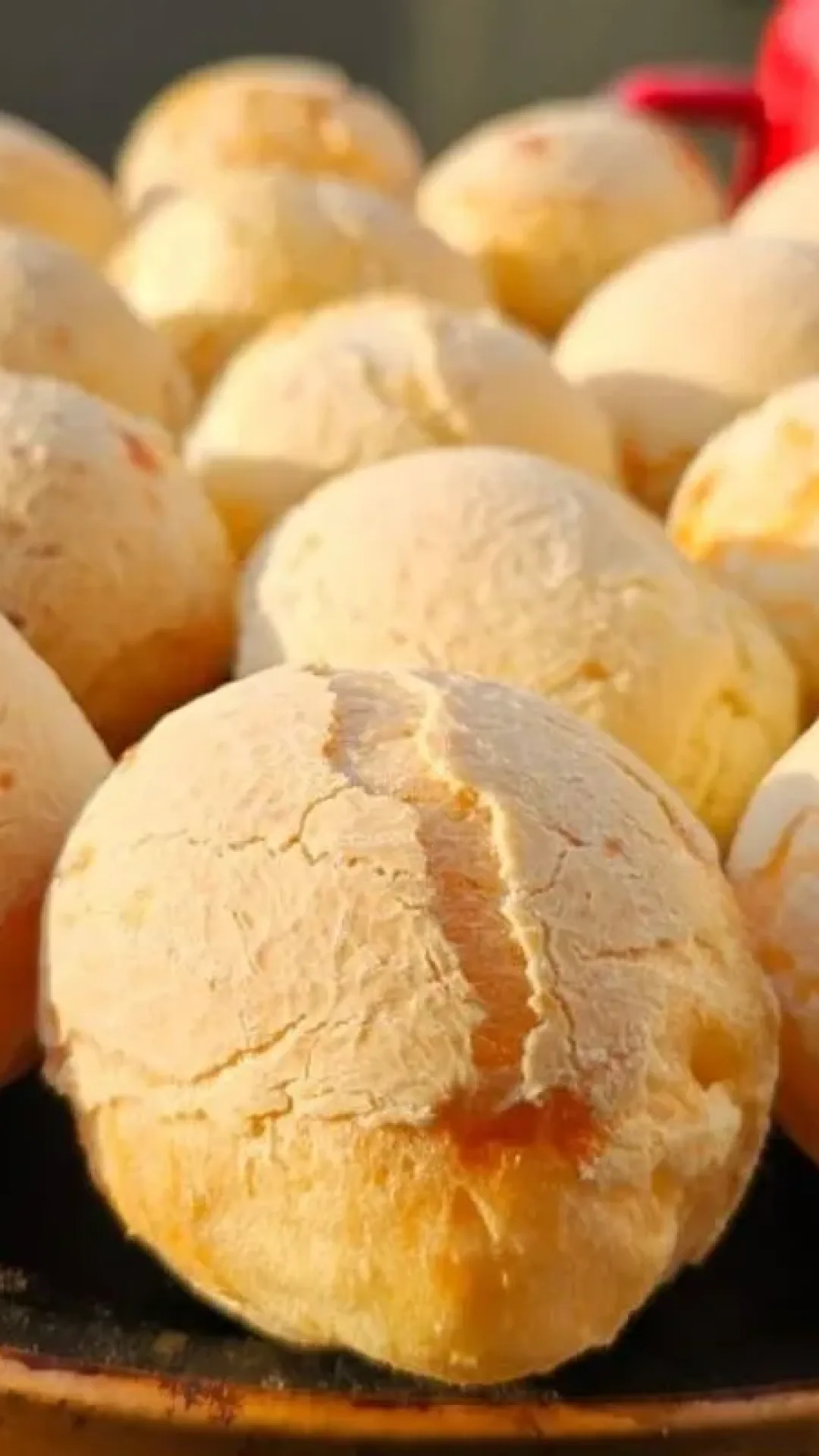 Pão de queijo com polvilho azedo que não murcha: fácil e rápido de fazer em casa