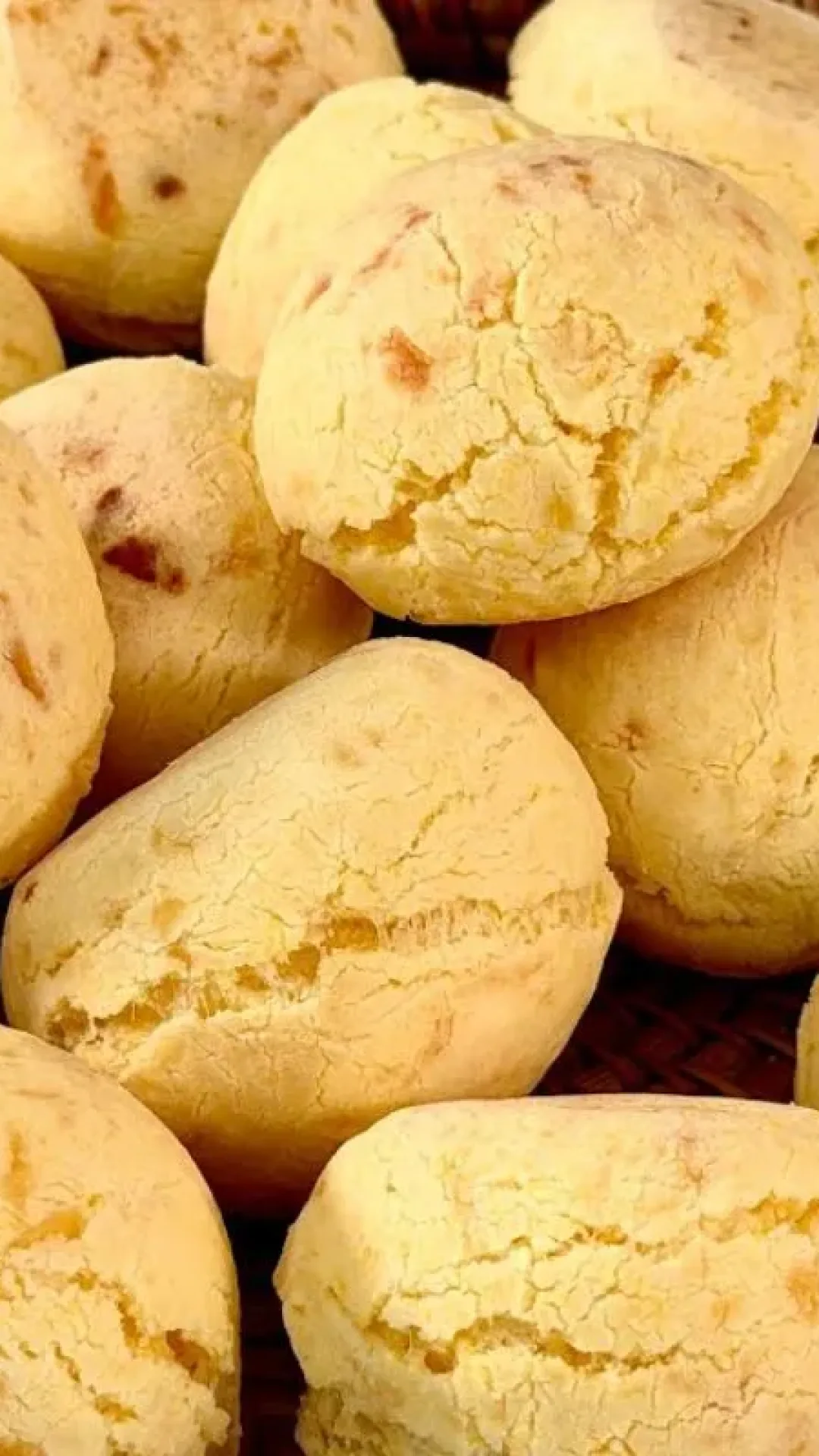 Pão de queijo de cuscuz feito com apenas 1 ovo: a receita prática e perfeita para o seu café