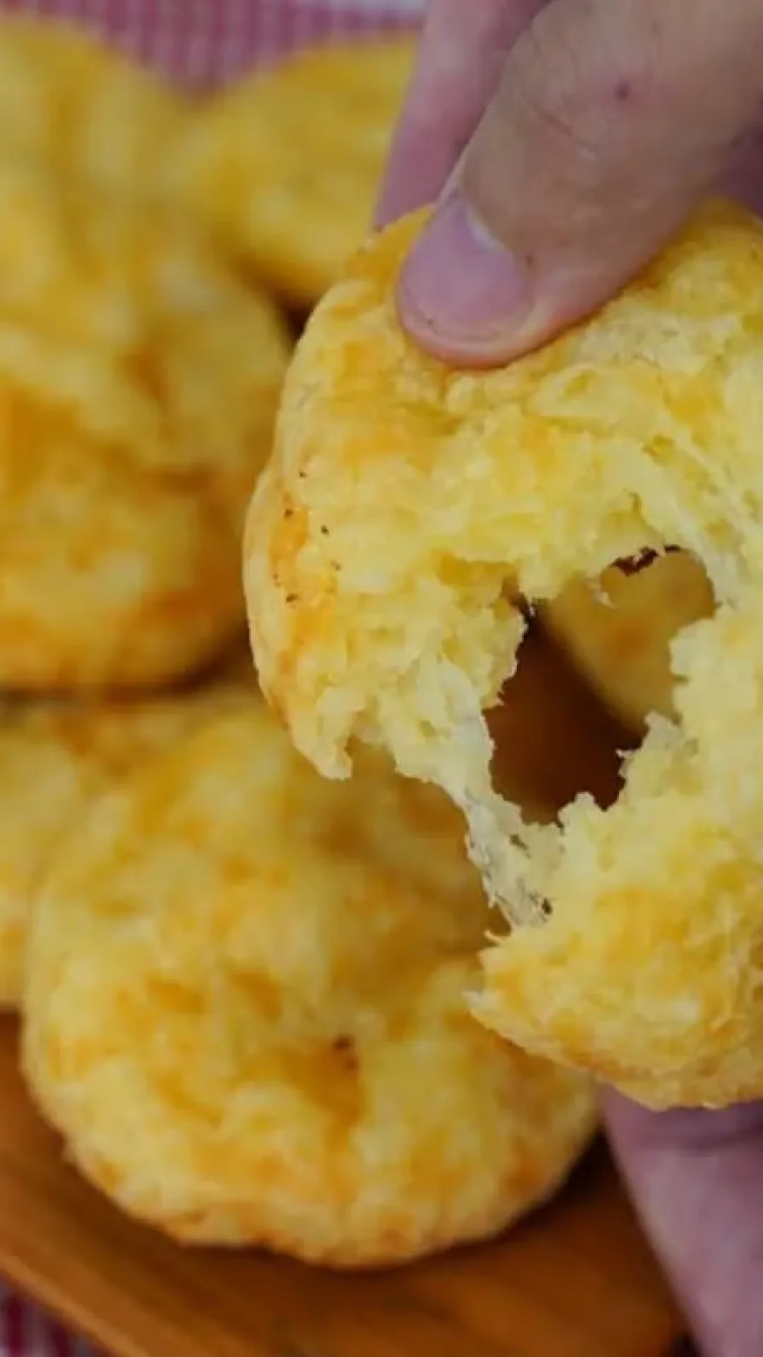 Pão de queijo mineiro simples e fácil que fica leve e muito saboroso para seu café