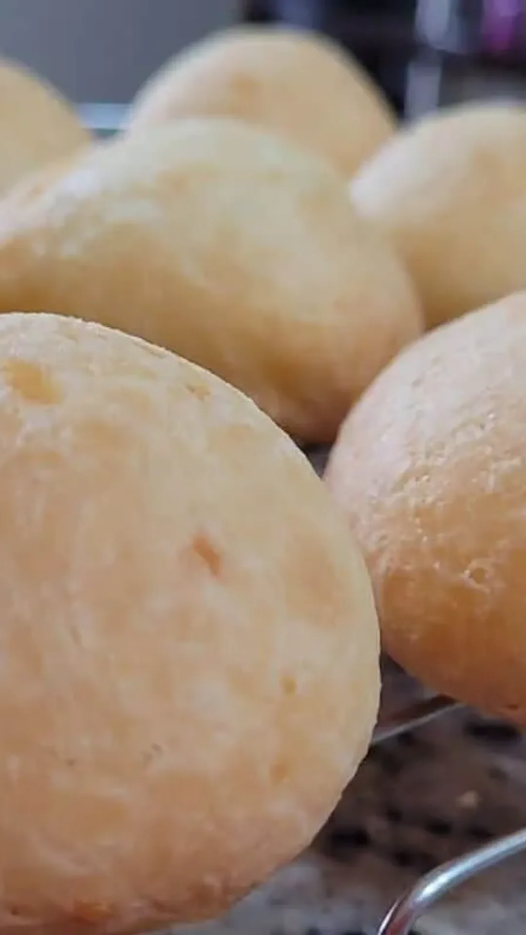 Pão de queijo: não compre mais antes de ver essa receita que fica leve e muito saborosa