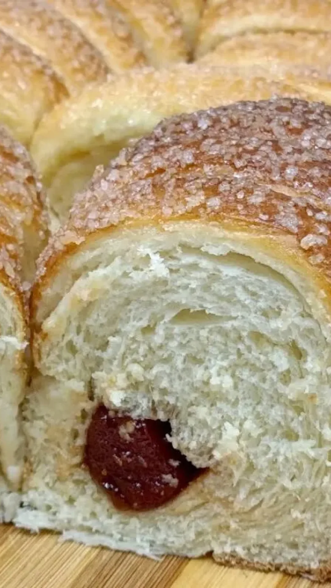 Pão doce com recheio de goiabada com uma massa fofinha e cheirosa, ideal para acompanhar um café