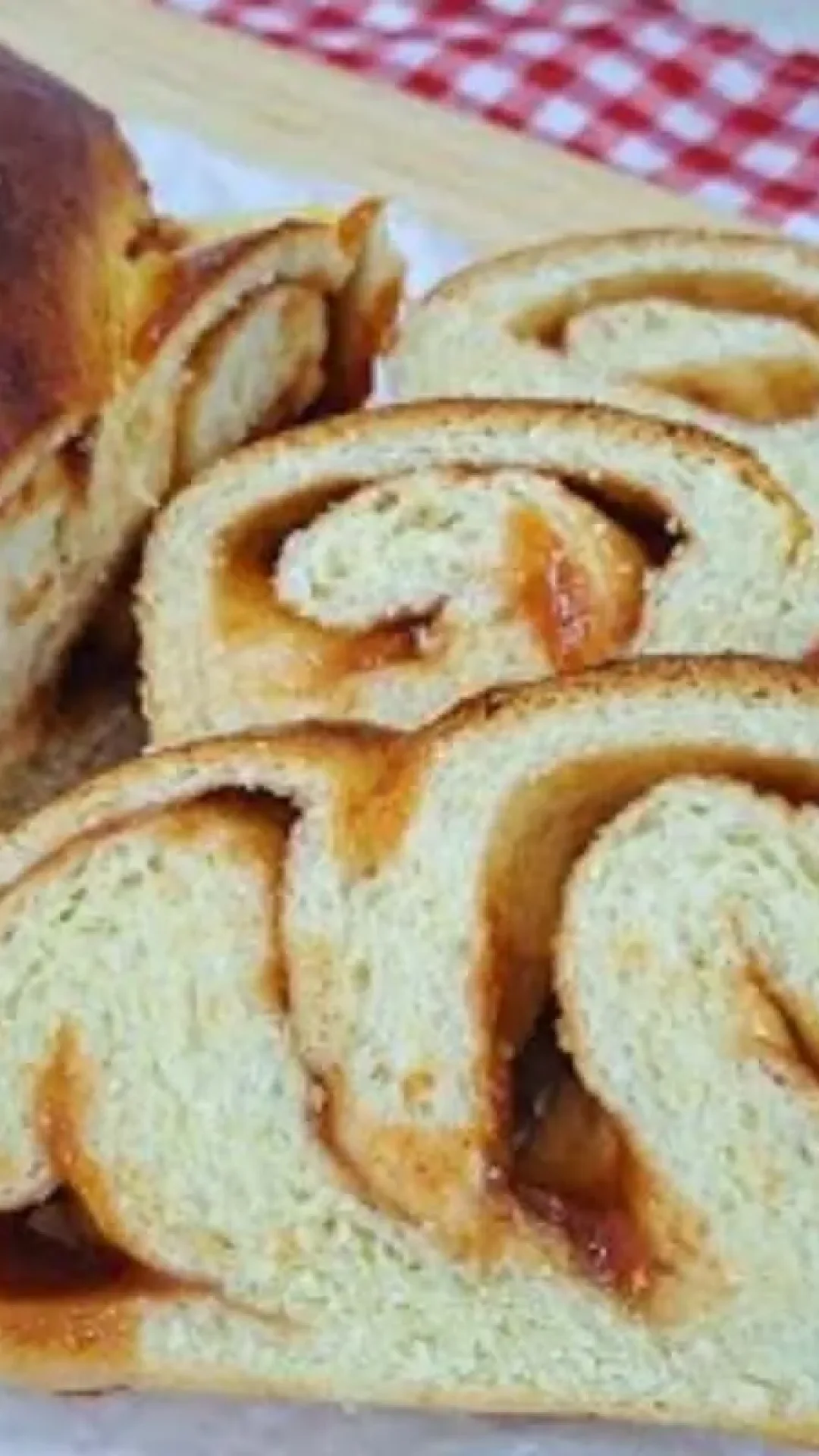 Pão doce recheado com goiabada: massa fofinha e recheio cremoso para o café da manhã de feriado