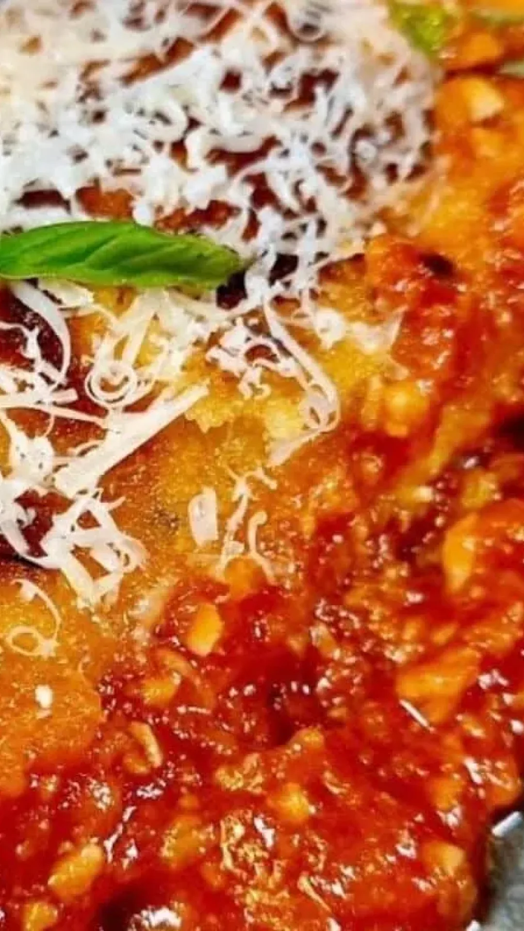 Parmegiana de frango na frigideira feita em uma panela só fácil e com sabor de restaurante