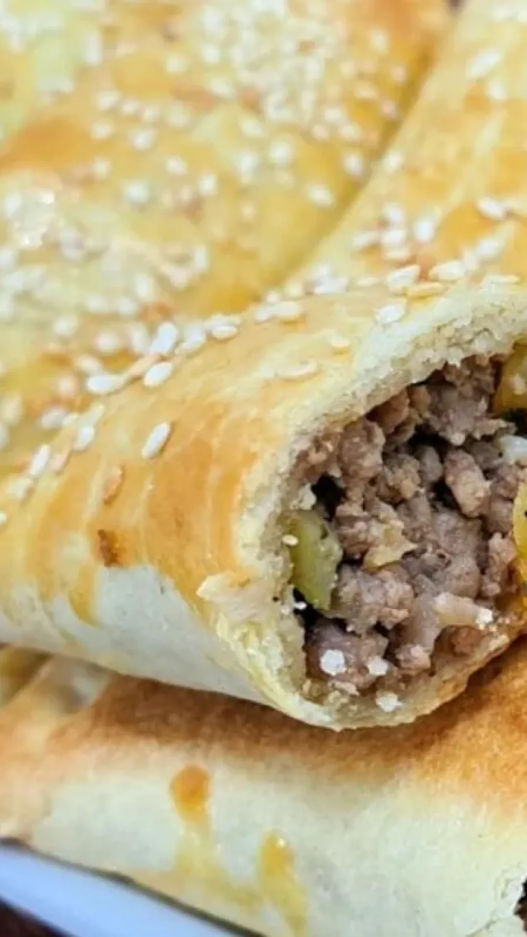 Pastel assado de carne com massa simples, leva só 4 ingredientes e fica muito saboroso