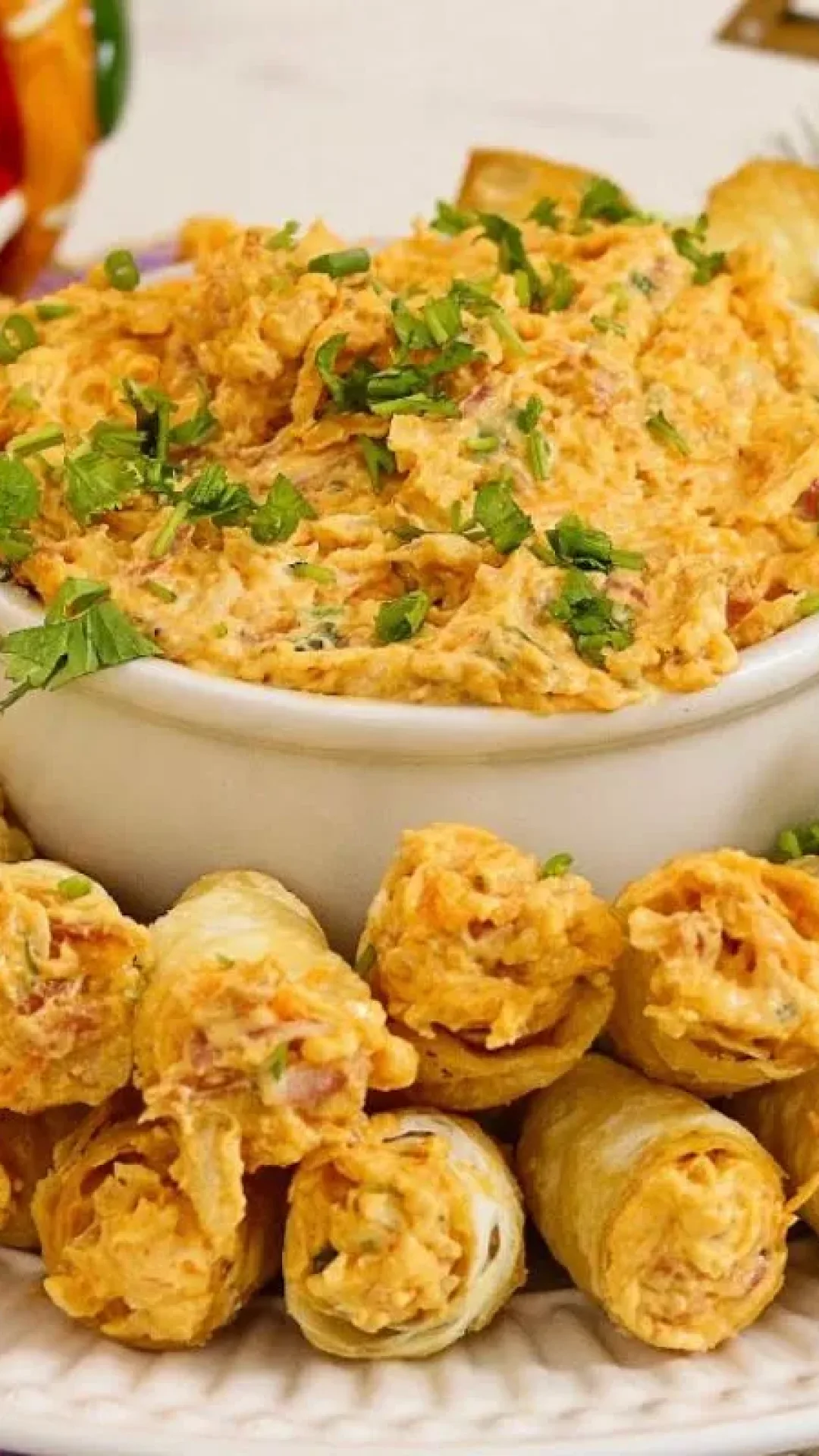 Patê de frango caseiro cremoso e bem temperado para servir com pães e torradas no lanche