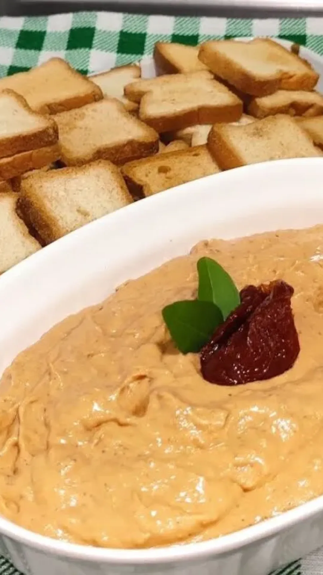 Patê de tomate seco: pronto em 5 minutos, muito cremoso e perfeito para servir com torradas