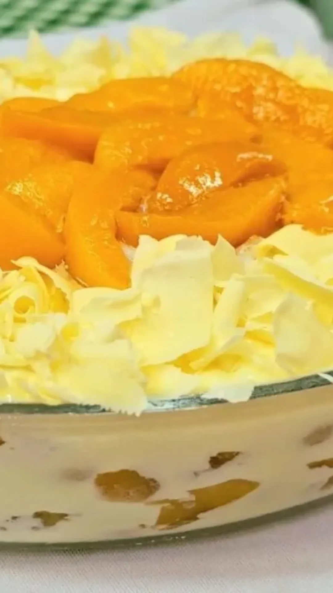 Pavê de pêssego, uma sobremesa clássica e muito cremosa, que vai fazer sucesso em qualquer ocasião