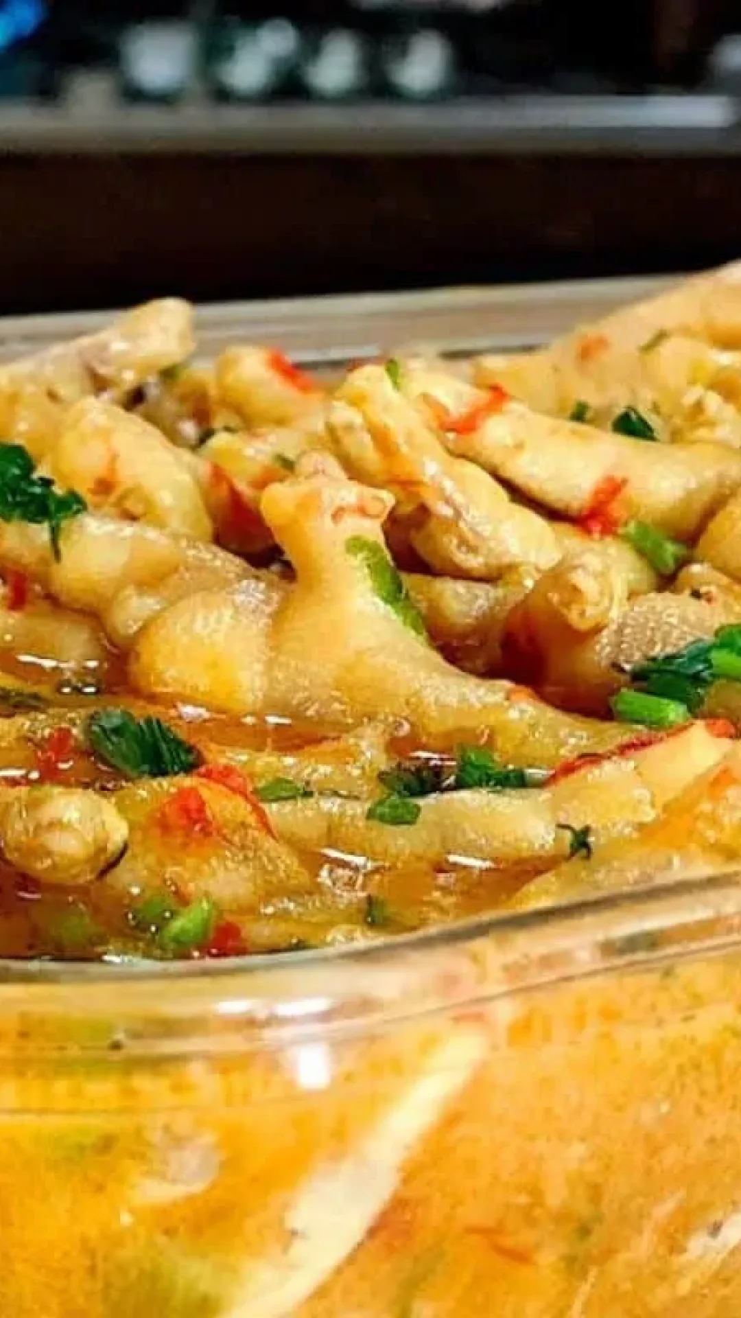 Pé de frango ensopado: puro colágeno numa receita simples e muito saborosa