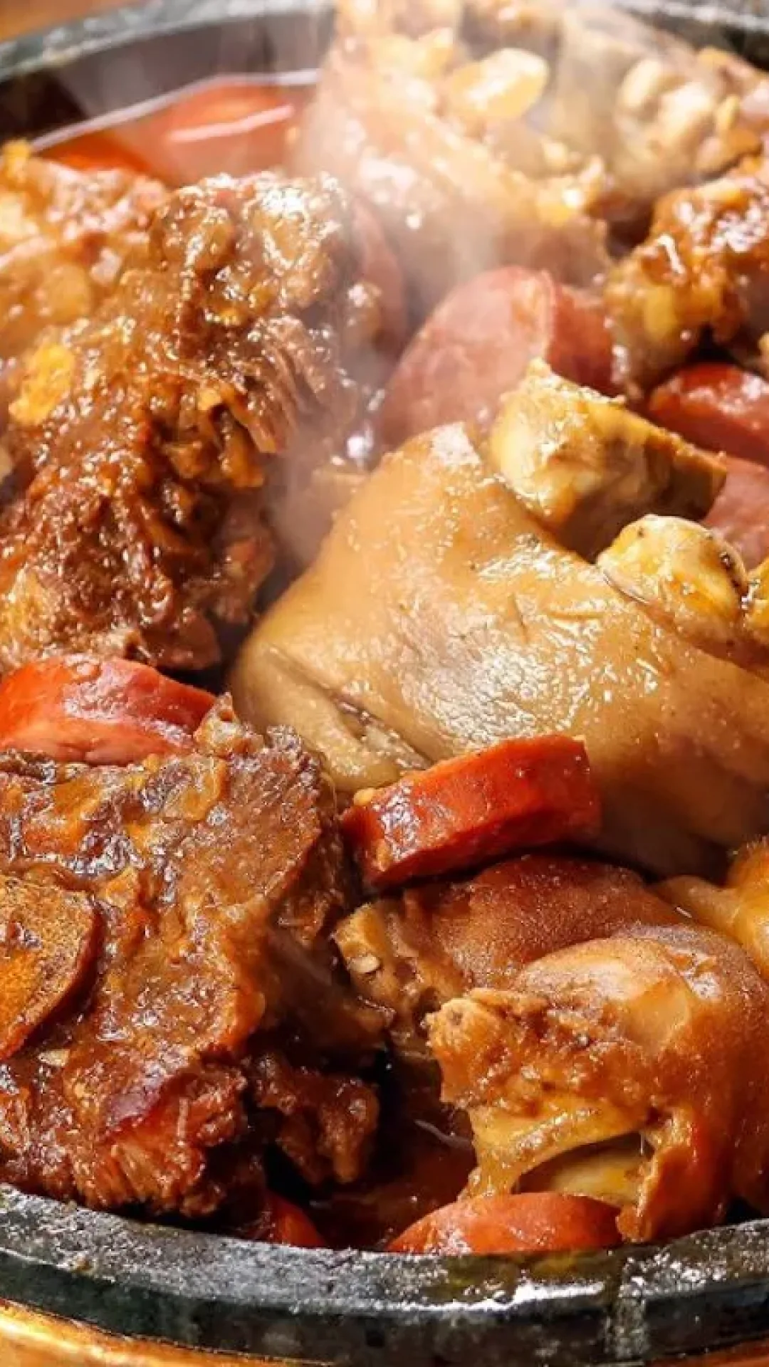 Pé de porco com rabada: a comida de boteco mais raiz que você vai ver na vida