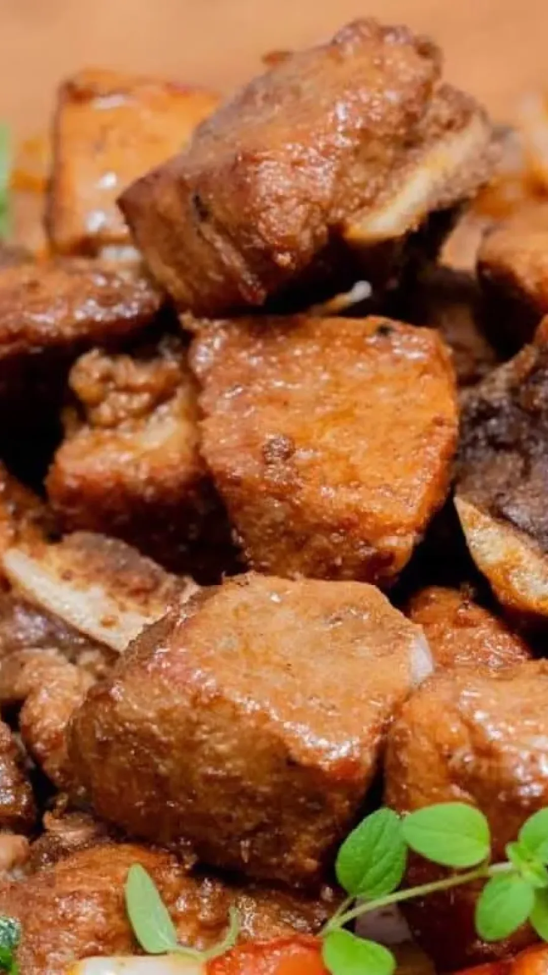 Pernil de porco suculento, saboroso e macio feito na panela de pressão, que chega a derreter na boca