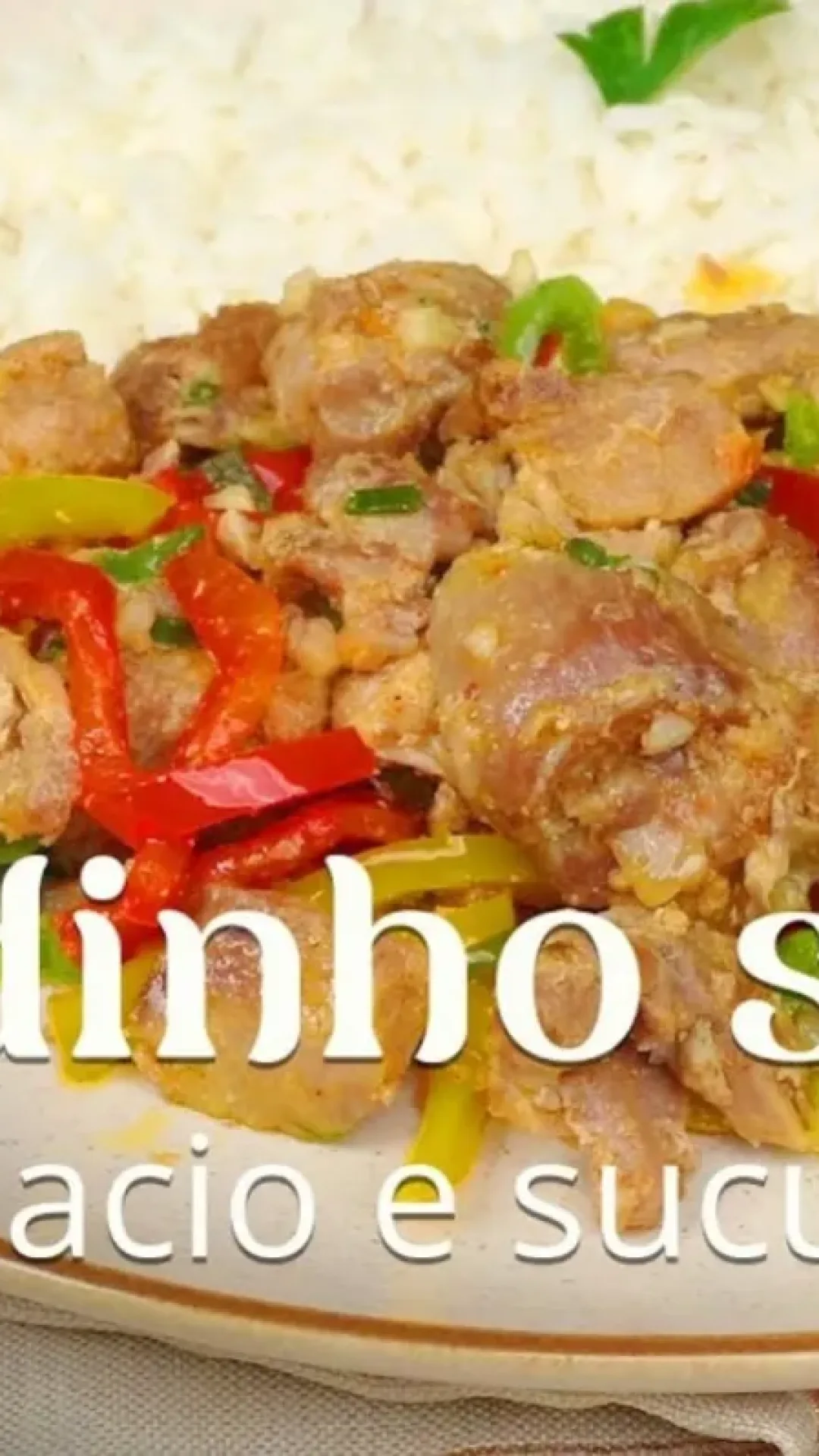 Picadinho de carne suína com pimentões coloridos que é fácil de fazer e fica muito saboroso