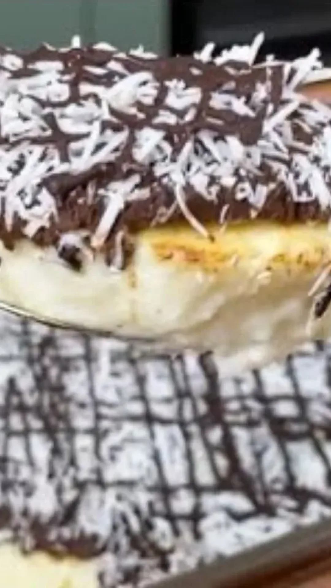 Prestígio na travessa, a sobremesa de coco com chocolate perfeita para servir em ocasiões especiais