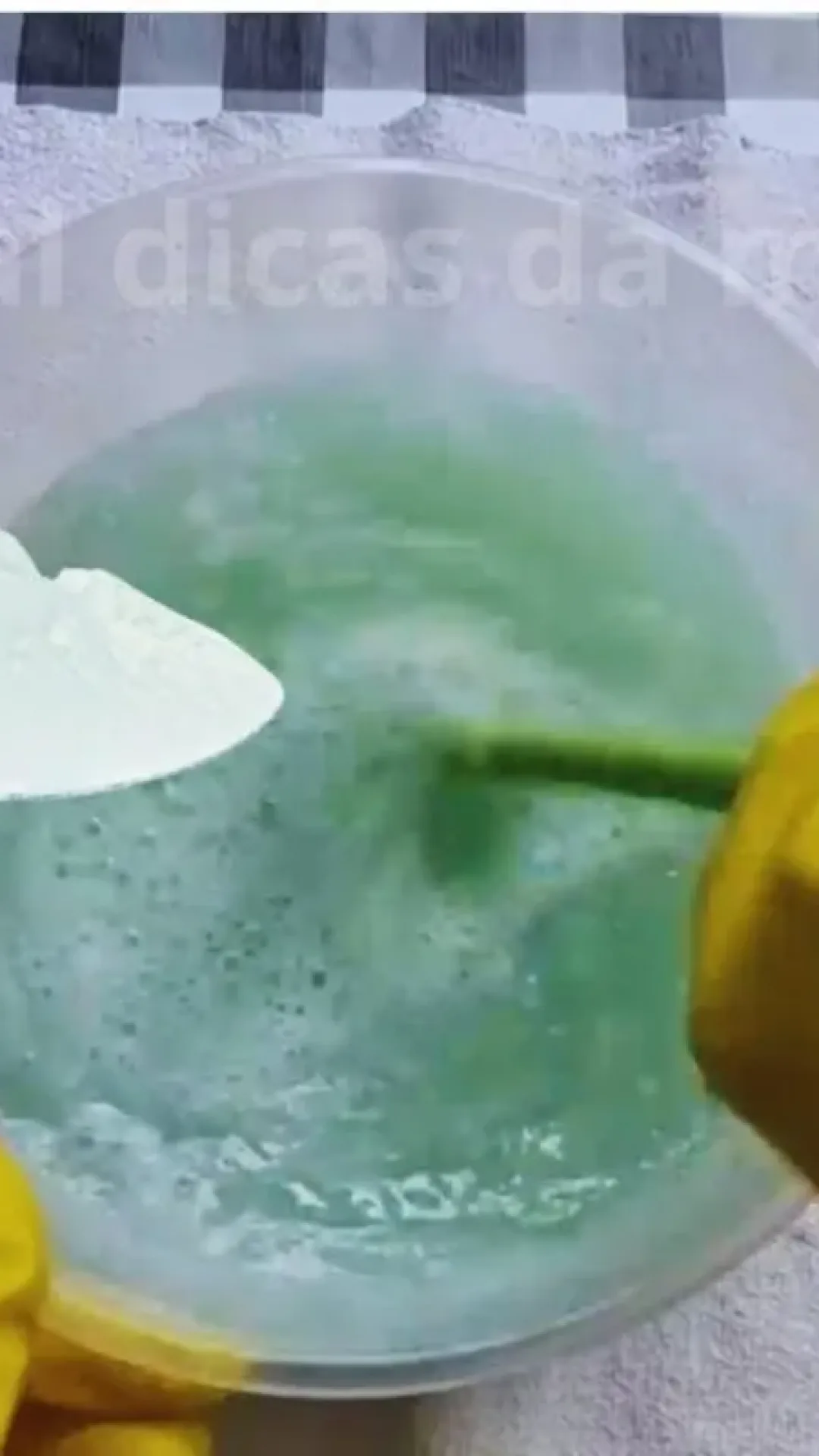 Produto multiuso caseiro econômico e eficaz para limpar toda a casa