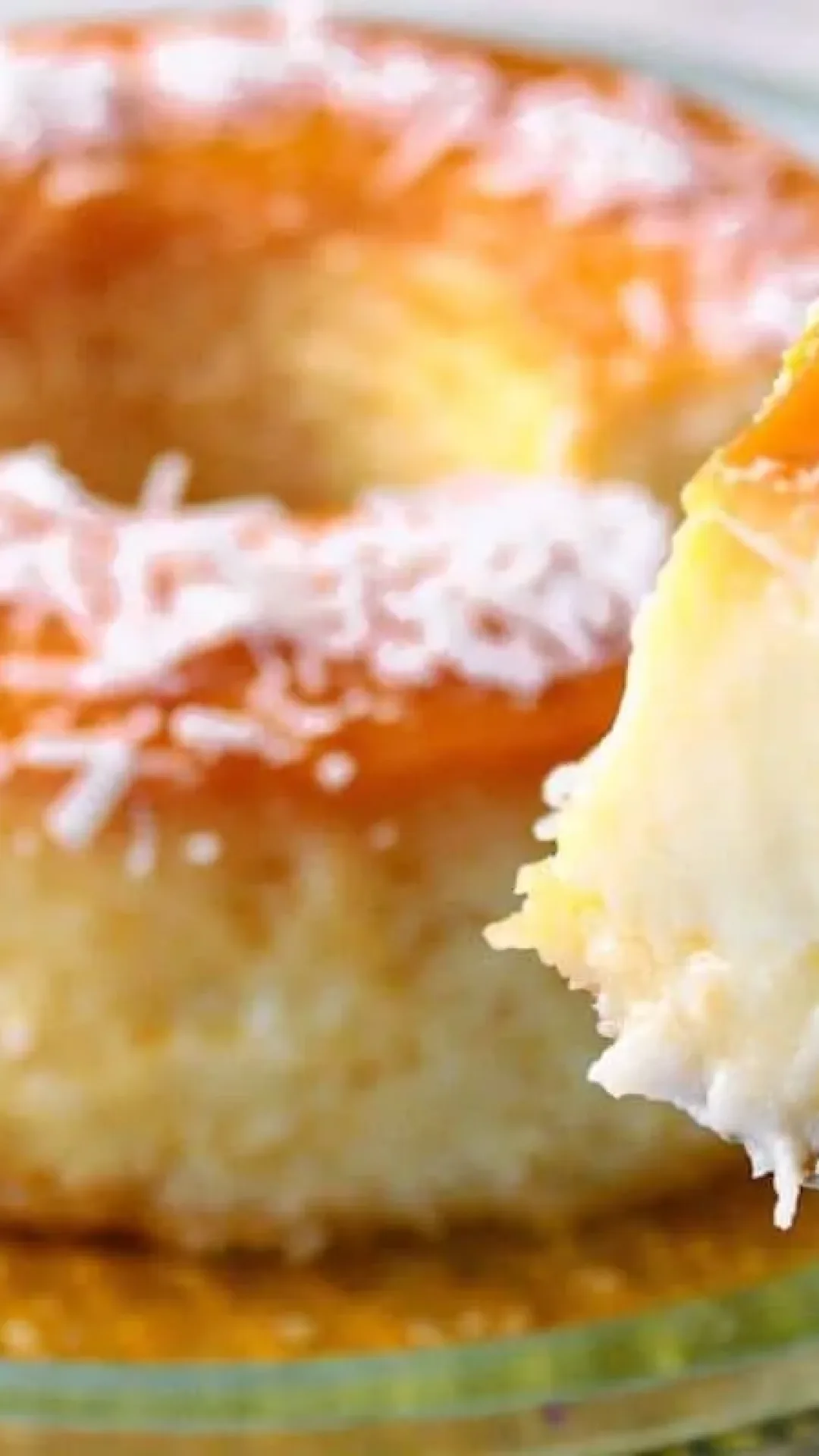 Pudim de coco cremoso que não precisa de forno para ser a atração do seu almoço de domingo