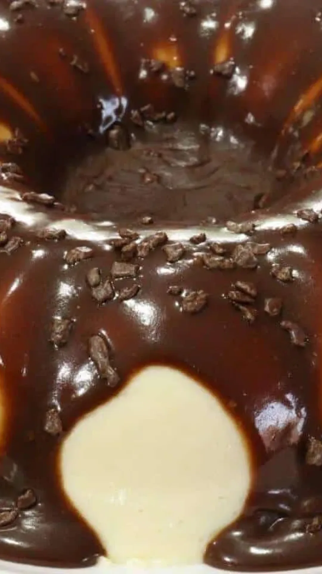 Pudim de leite ninho com cobertura de chocolate que não precisa levar ao forno