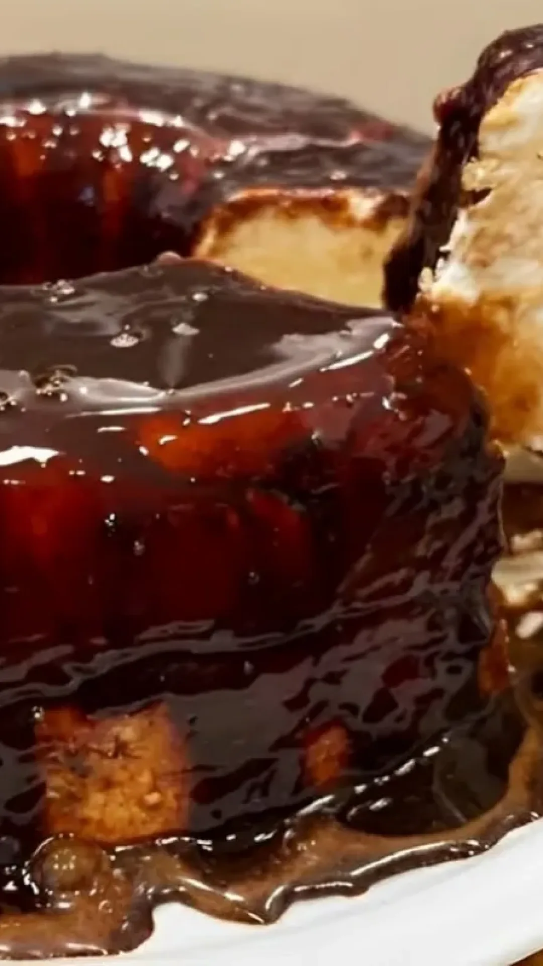 Pudim de sorvete delicioso e refrescante para servir na sobremesa