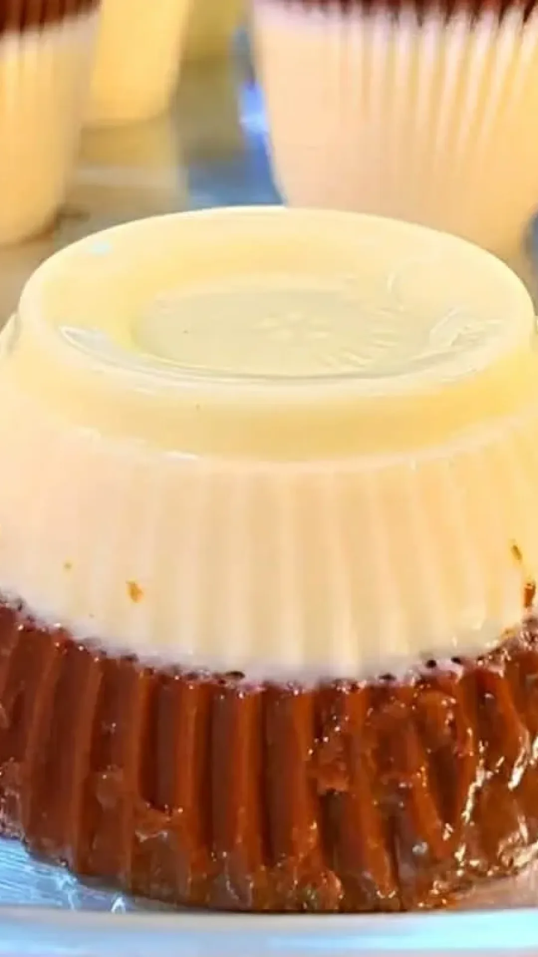 Pudim no copinho sabor leite ninho com chocolate é só bater os ingredientes no liquidificador e levar pra gelar