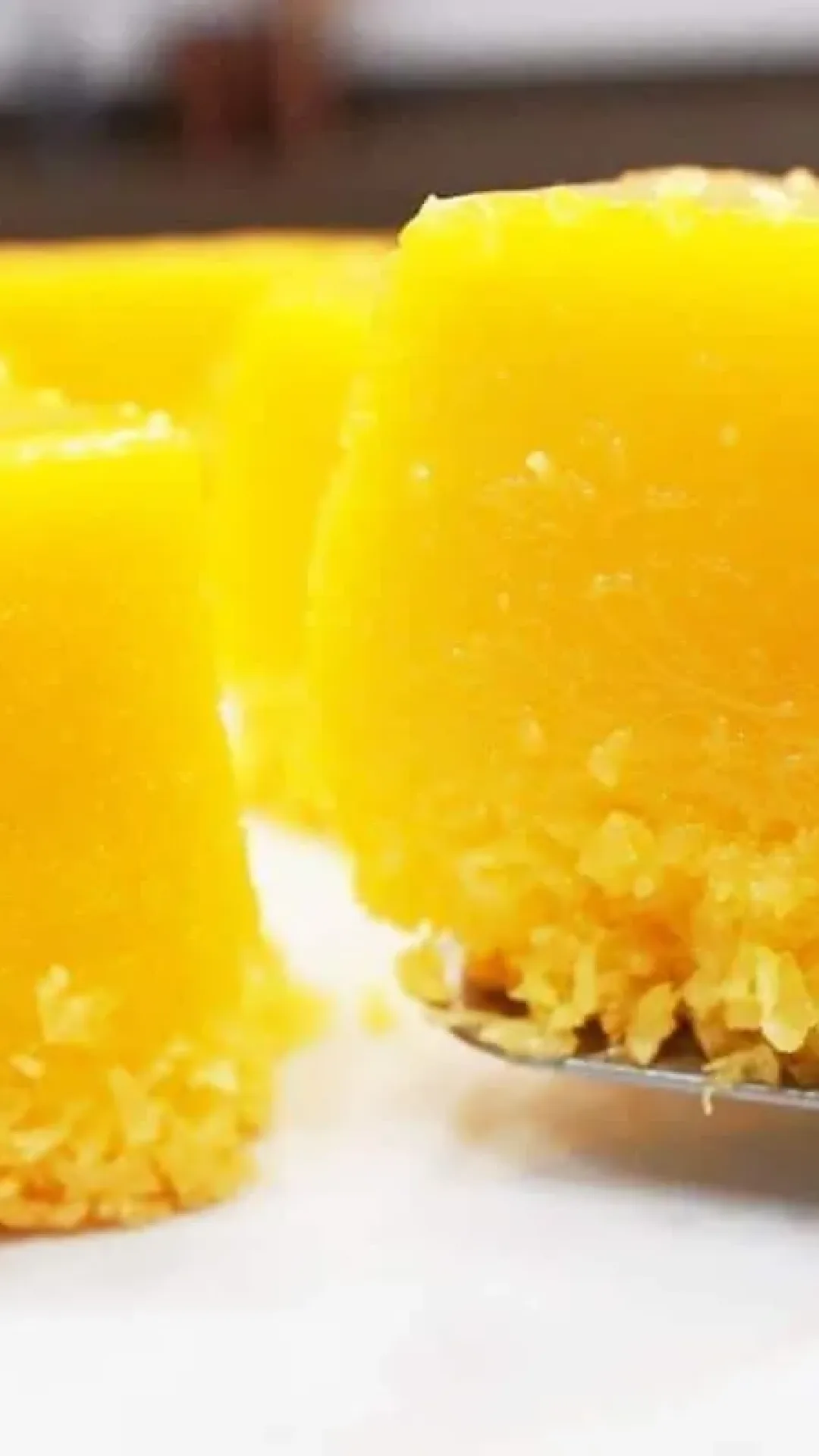 Quindim de forno uma versão tamanho família do docinho de padaria preferido de muita gente