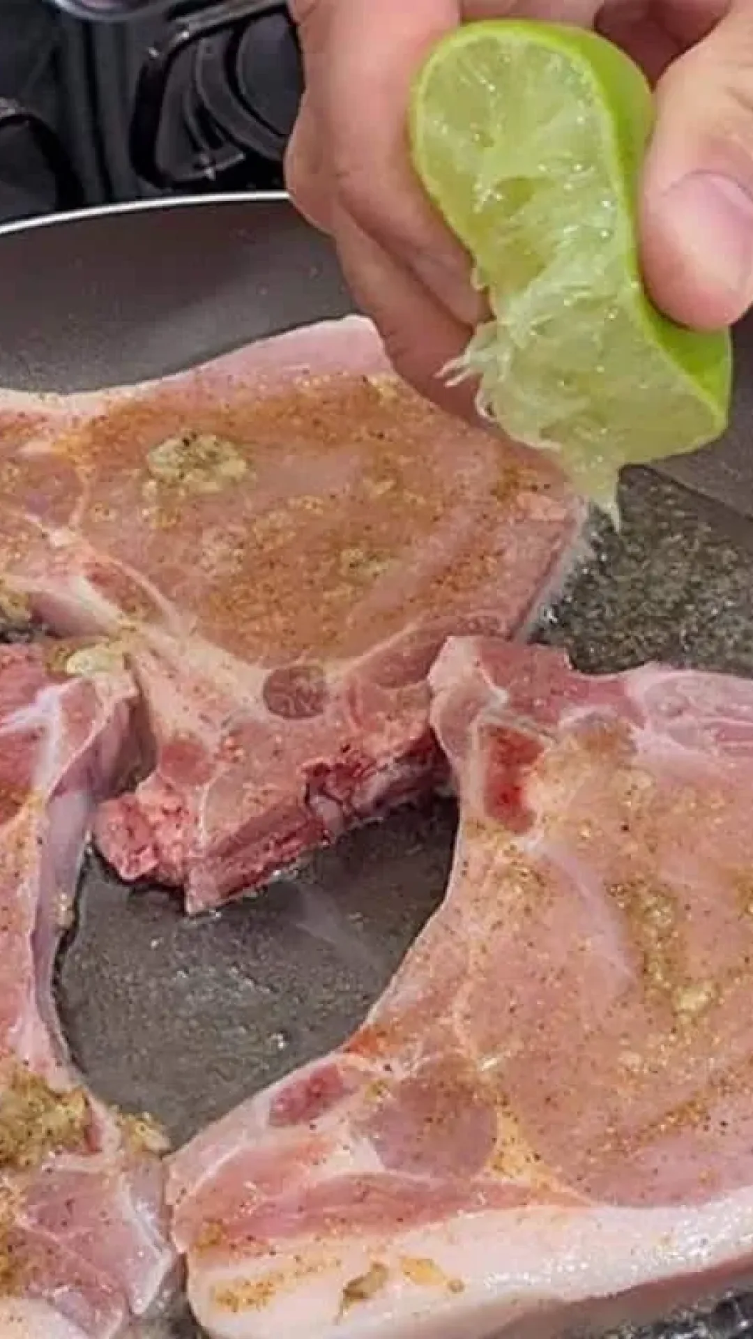 Receita de bisteca suína suculenta: veja o segredo para não ressecar no almoço de natal