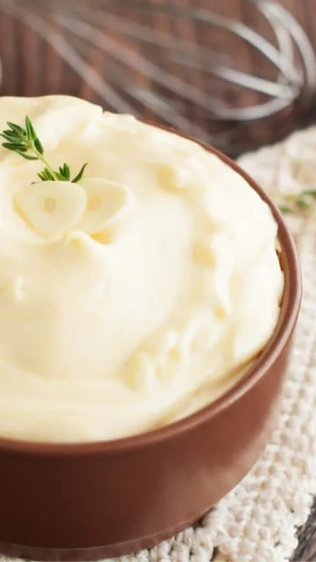 Receita de maionese caseira de alho bem cremoso para acompanhar seu churrasco