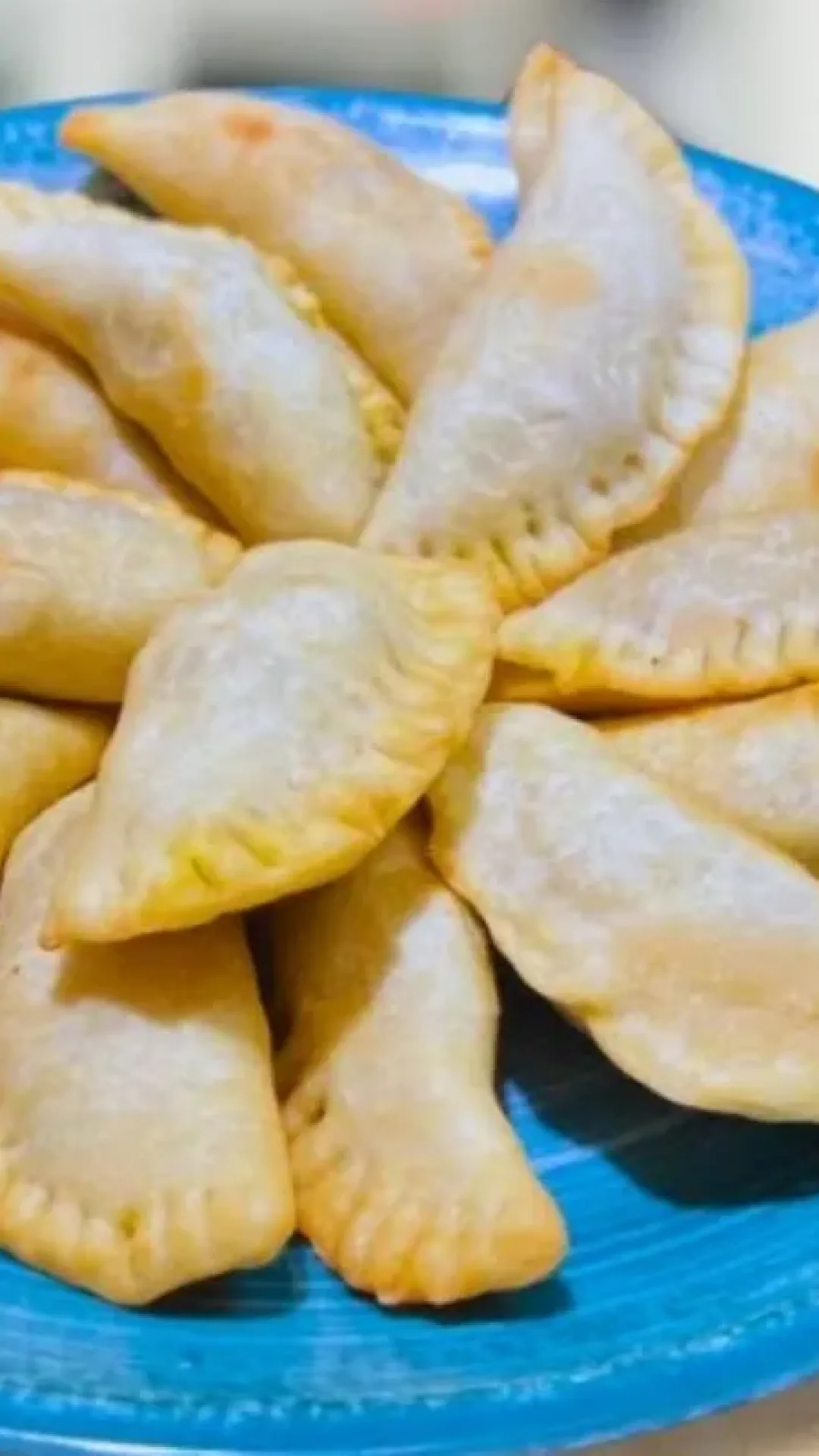 Receita de massa de pastel fácil feita com apenas dois ingredientes para você fritar e saborear em casa