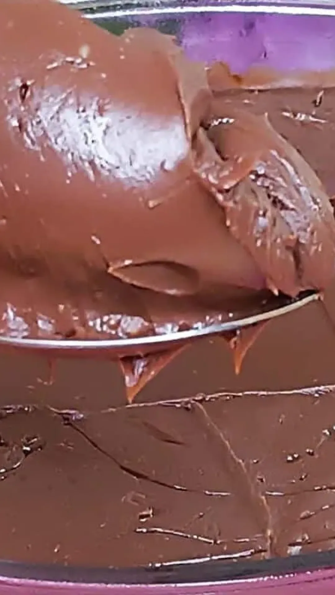 Recheio de brigadeiro com apenas três ingredientes que fica muito cremoso e estruturado para você usar em seus bolos ou comer de colher