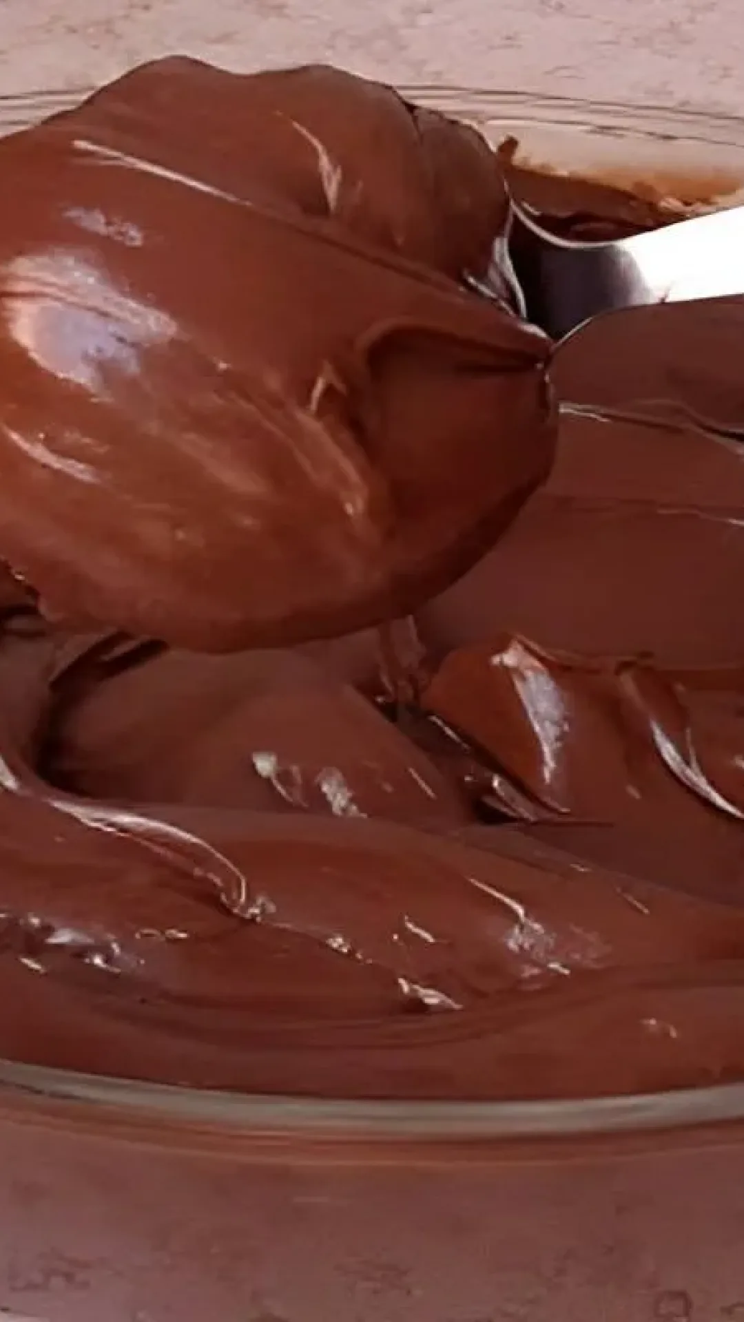Recheio de chocolate cremoso para utilizar em bolos tortas e pavês ou comer de colher